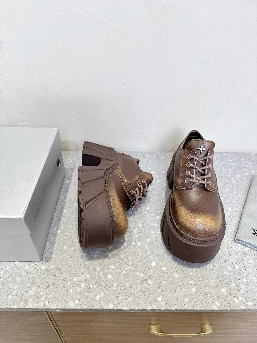 Fresh Small Crowds Derby Shoes with Thick Base for Leisure: Review & Features - 图片 3