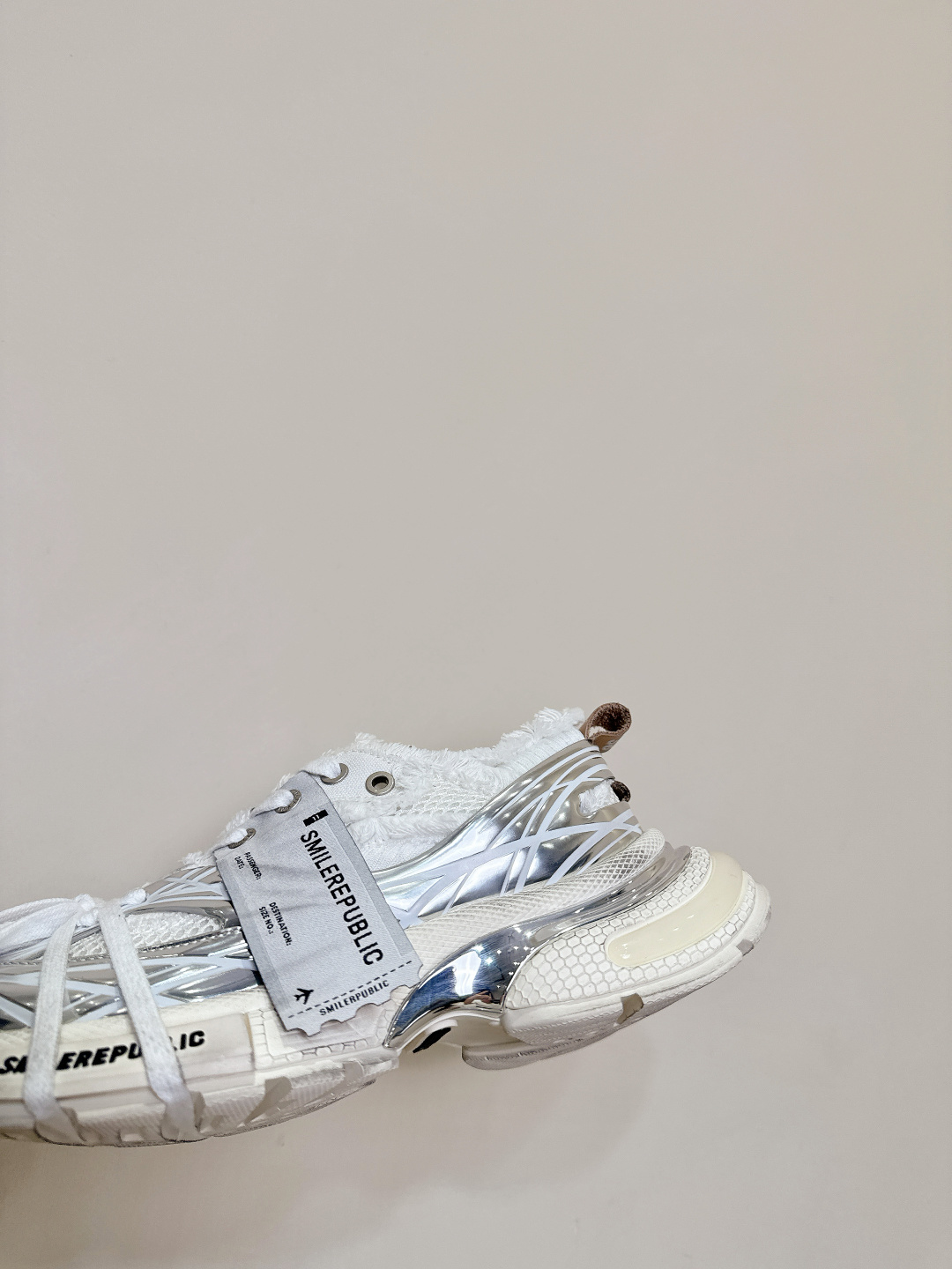 975 Smile Republic Spring/Summer Collection: Big Shoes, Tweezers, and Twirls - 图片 7