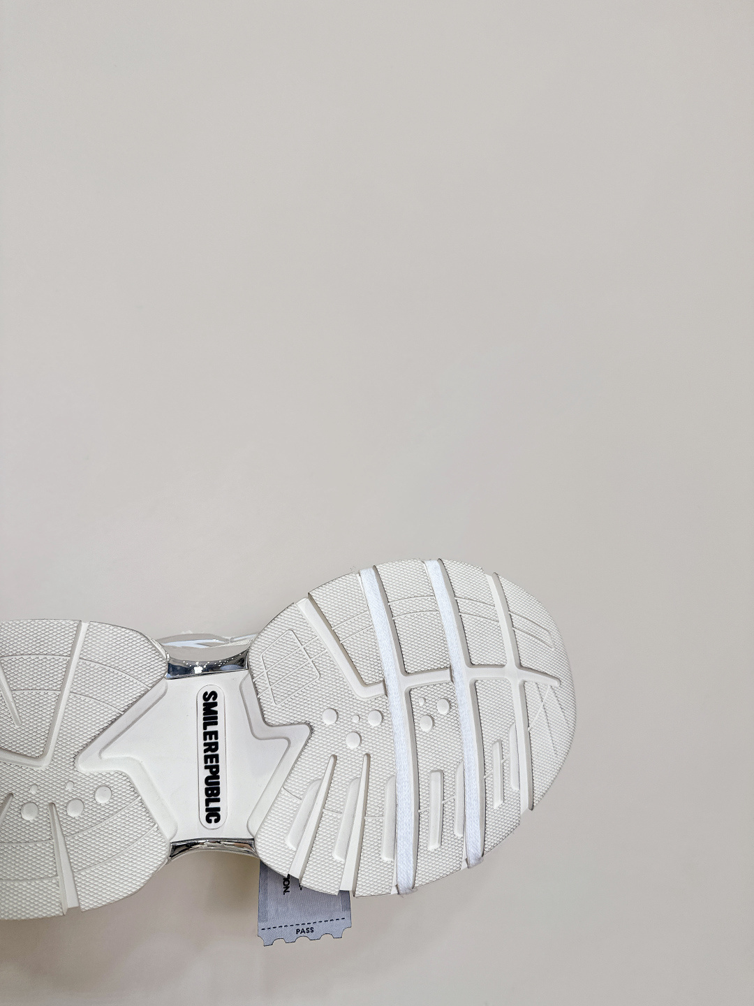 975 Smile Republic Spring/Summer Collection: Big Shoes, Tweezers, and Twirls - 图片 9