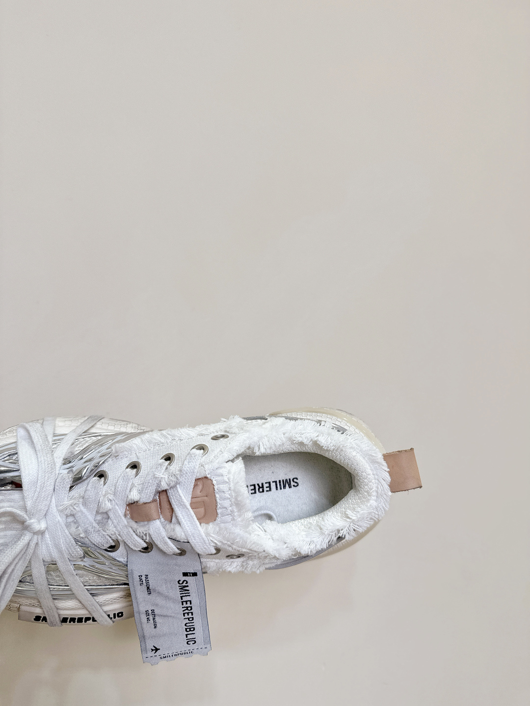 975 Smile Republic Spring/Summer Collection: Big Shoes, Tweezers, and Twirls - 图片 8