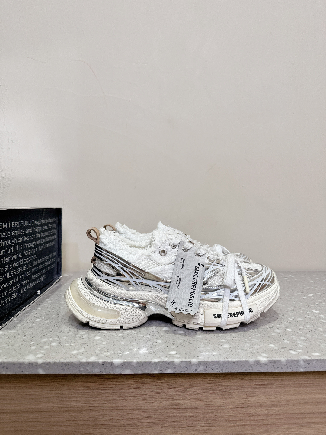 975 Smile Republic Spring/Summer Collection: Big Shoes, Tweezers, and Twirls - 图片 5