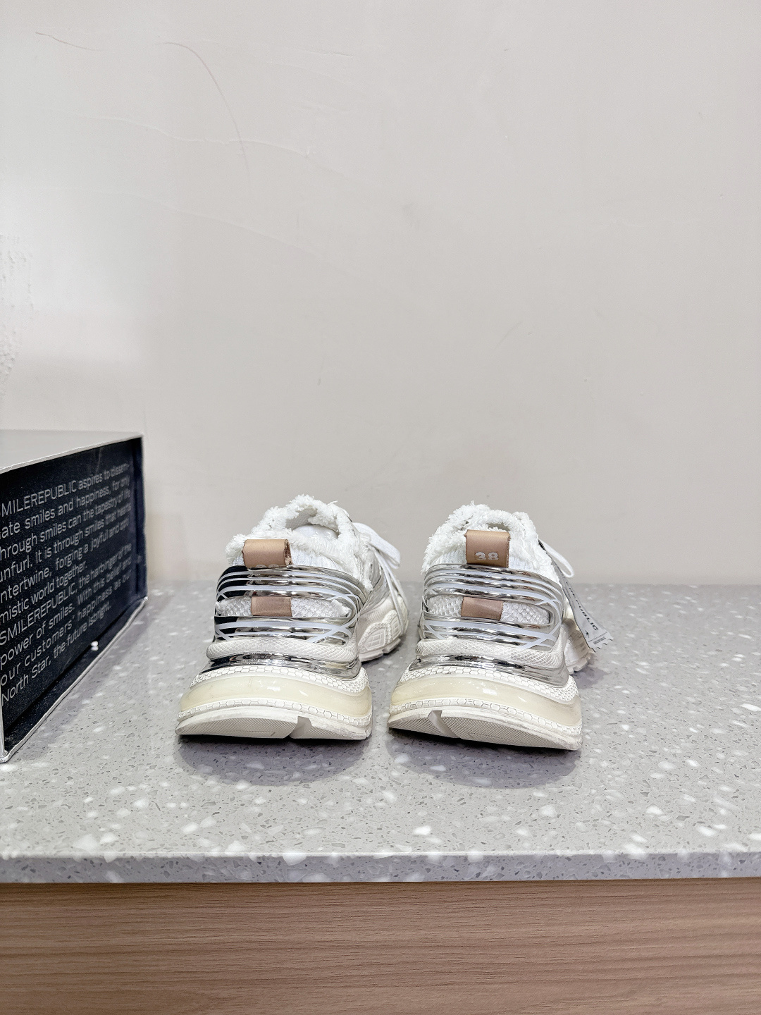 975 Smile Republic Spring/Summer Collection: Big Shoes, Tweezers, and Twirls - 图片 6