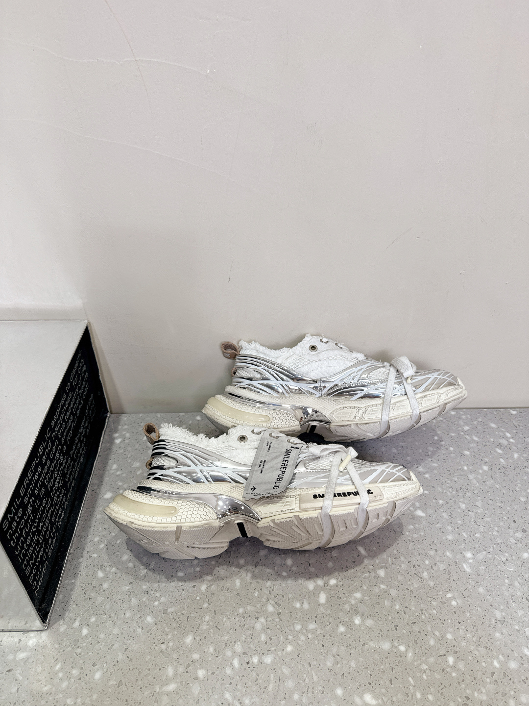 975 Smile Republic Spring/Summer Collection: Big Shoes, Tweezers, and Twirls - 图片 4