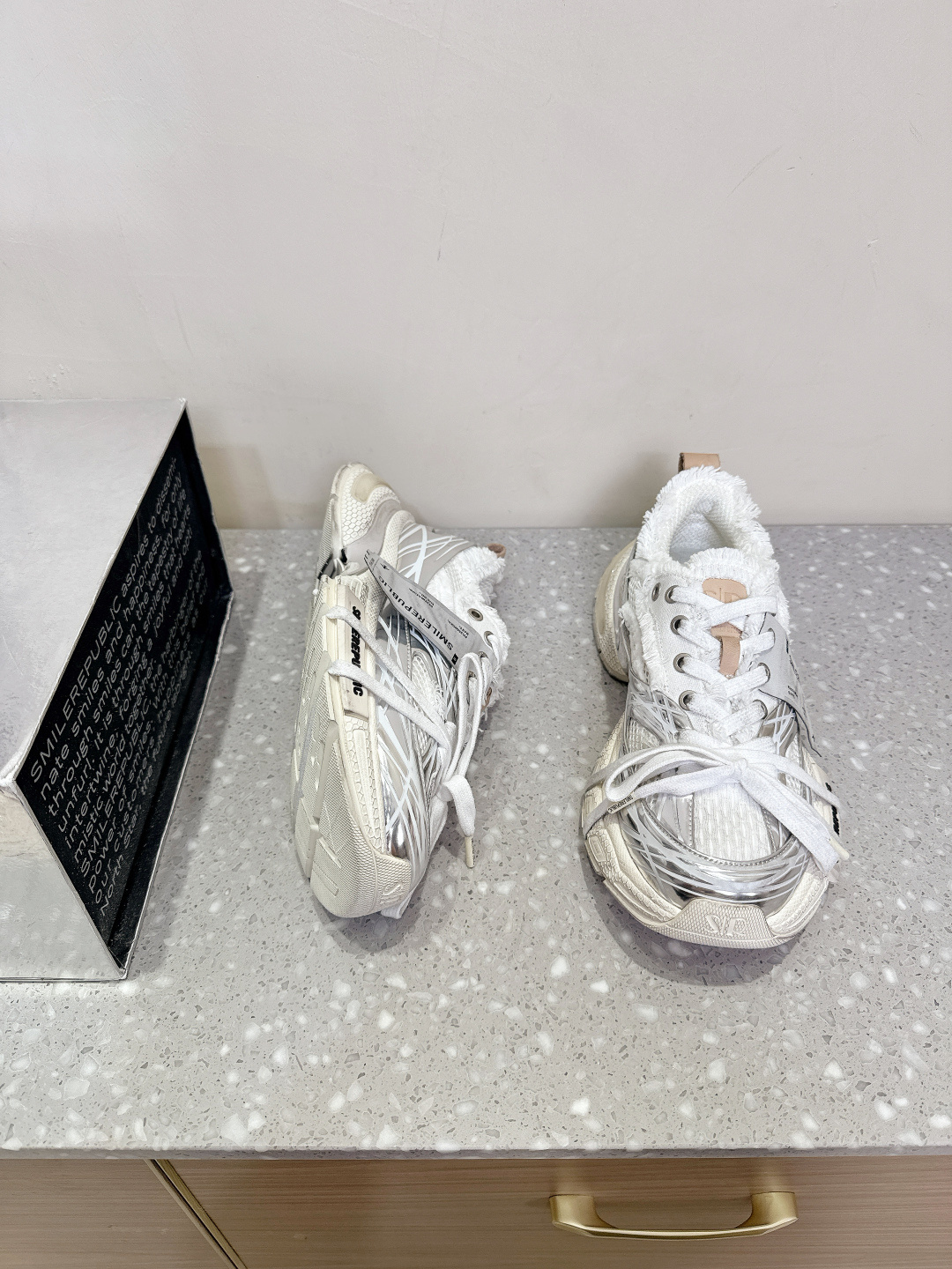 975 Smile Republic Spring/Summer Collection: Big Shoes, Tweezers, and Twirls - 图片 3