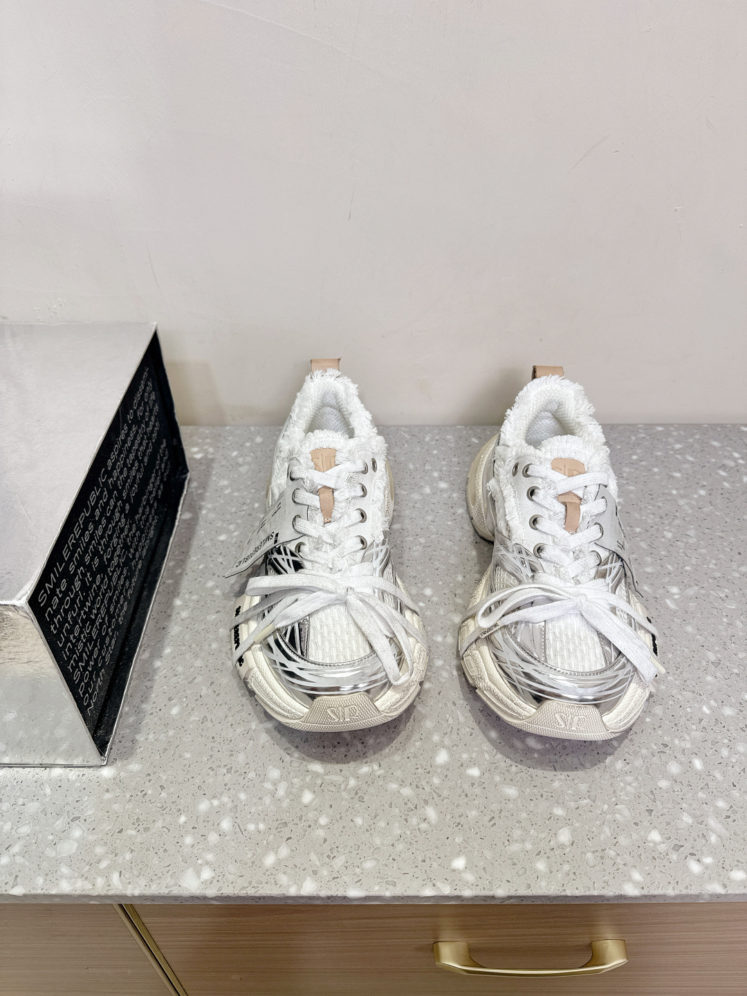 975 Smile Republic Spring/Summer Collection: Big Shoes, Tweezers, and Twirls - 图片 2