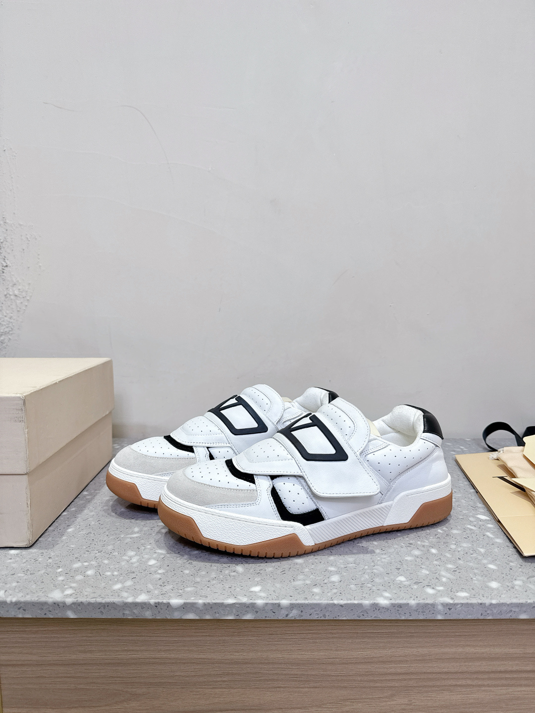 Valentino 25ss New Autumn Winter Quilts Collection with Magic Stickers – Stylish and Quality Footwear - 图片 1