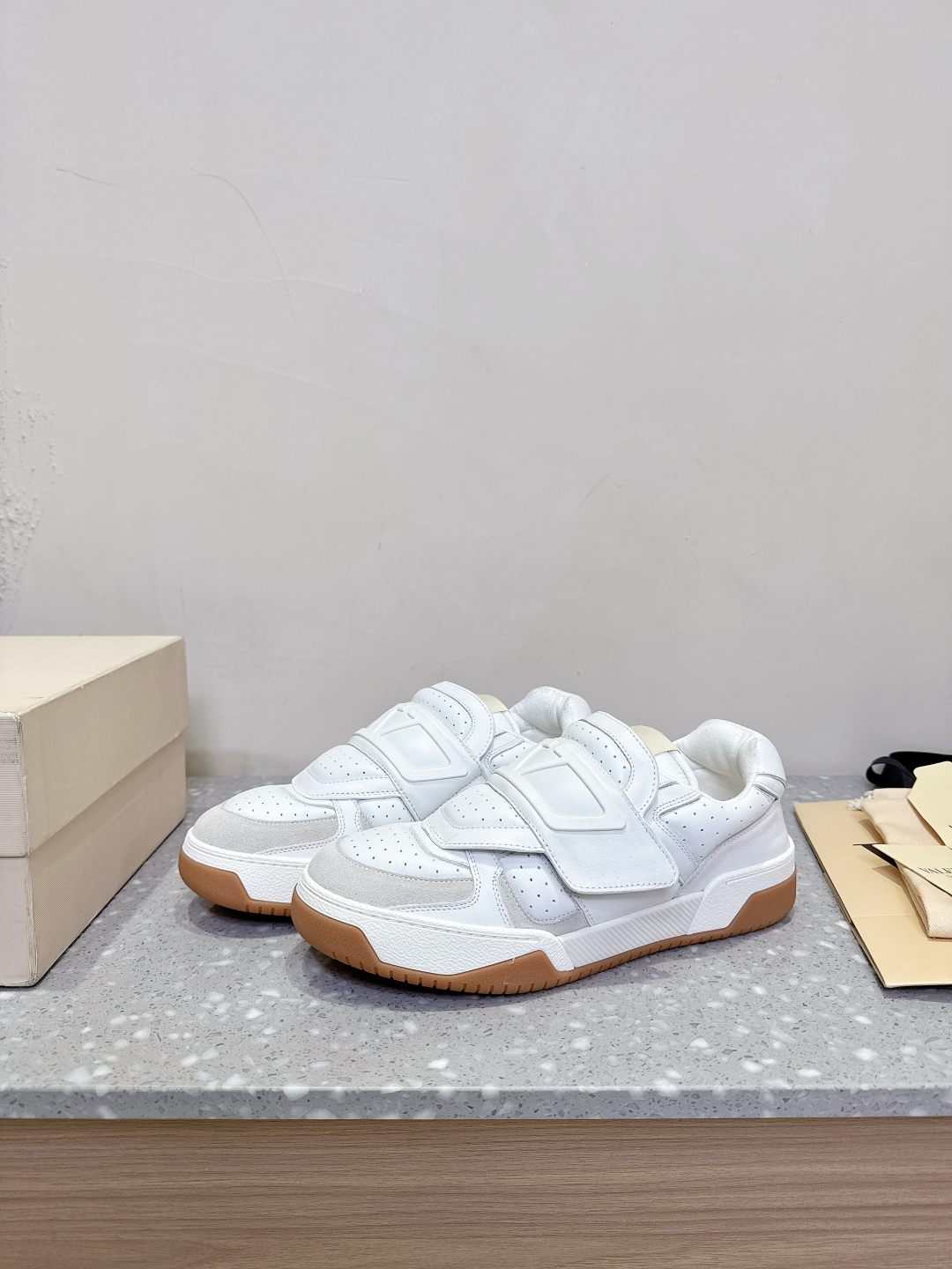 Valentino 25ss Quilts Collection: Stylish Autumn-Winter Shoes with Magic Stickers - 图片 1