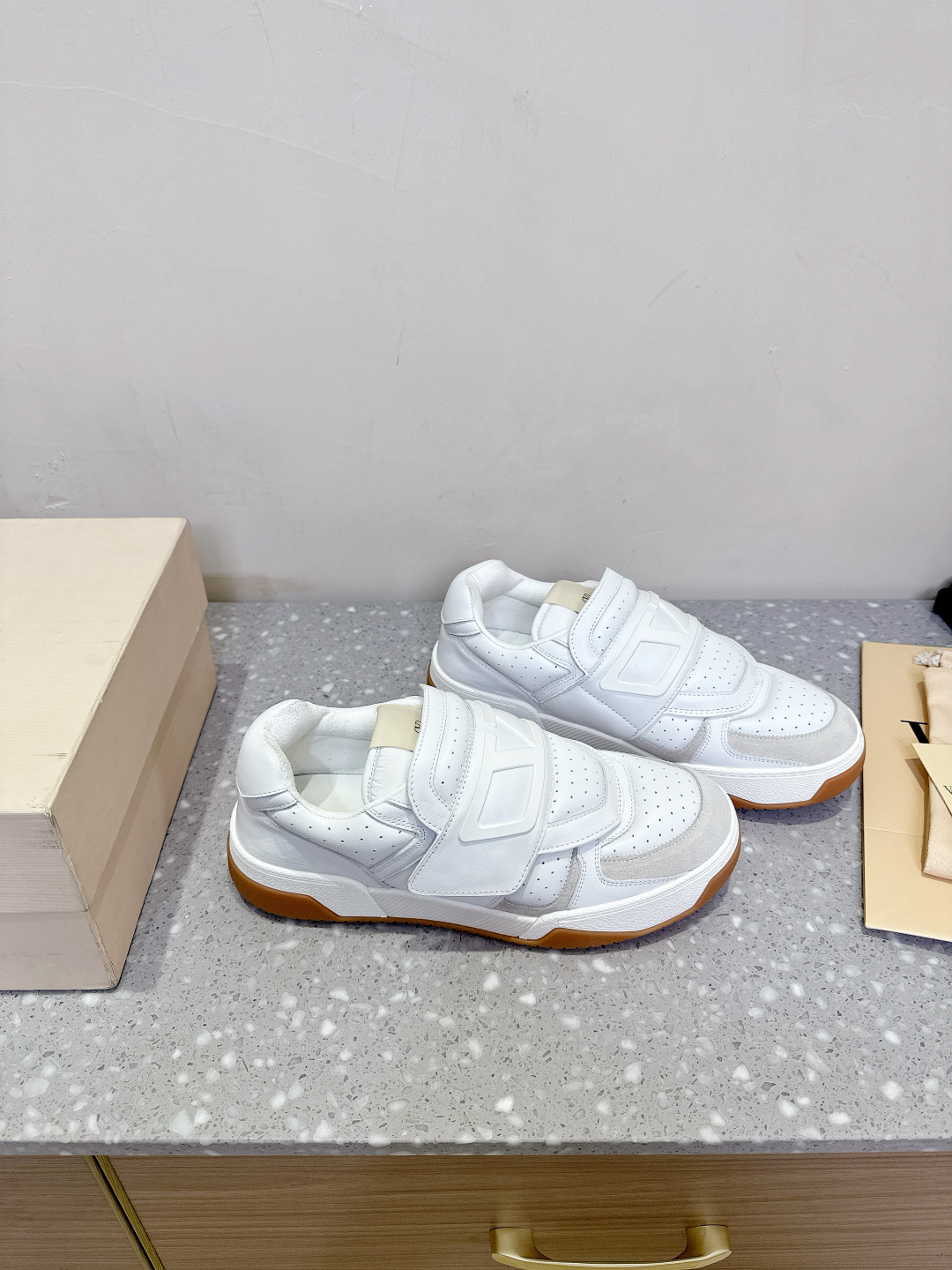Valentino 25ss Quilts Collection: Stylish Autumn-Winter Shoes with Magic Stickers - 图片 4