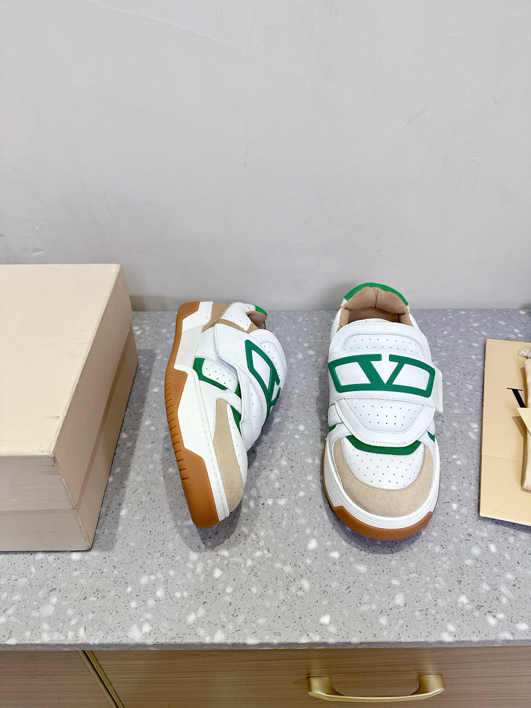 Valentino 25ss Quilts Collection: Stylish, Comfortable Shoes with Unique Magic Stickers - 图片 3