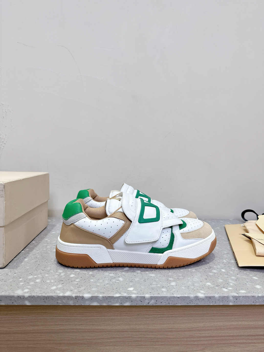 Valentino 25ss Quilts Collection: Stylish, Comfortable Shoes with Unique Magic Stickers - 图片 5