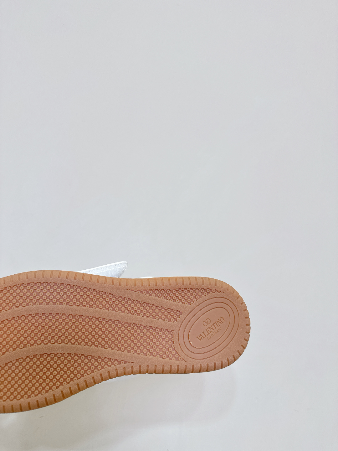 Valentino 25ss Quilts Collection: Stylish, Comfortable Shoes with Unique Magic Stickers - 图片 9