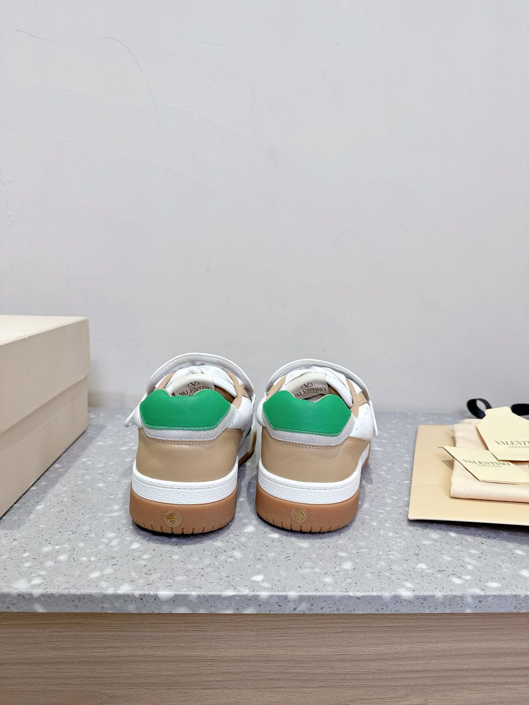 Valentino 25ss Quilts Collection: Stylish, Comfortable Shoes with Unique Magic Stickers - 图片 6