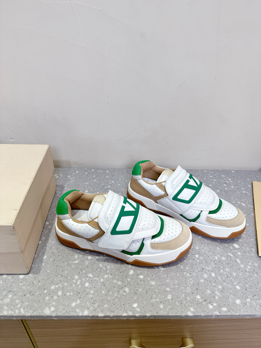 Valentino 25ss Quilts Collection: Stylish, Comfortable Shoes with Unique Magic Stickers - 图片 4