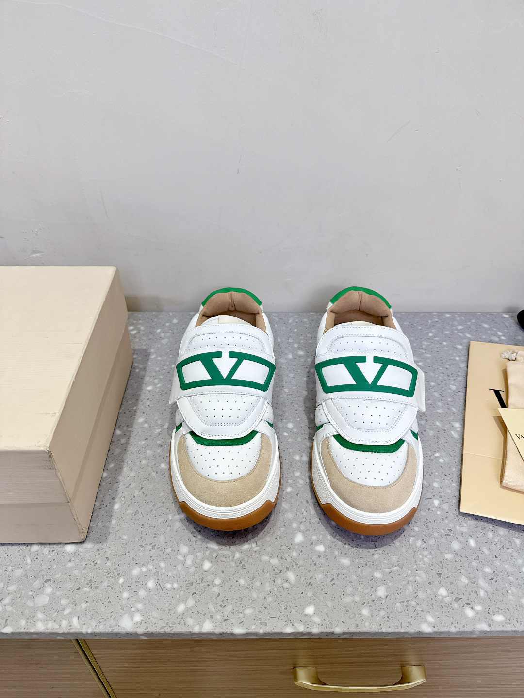Valentino 25ss Quilts Collection: Stylish, Comfortable Shoes with Unique Magic Stickers - 图片 2