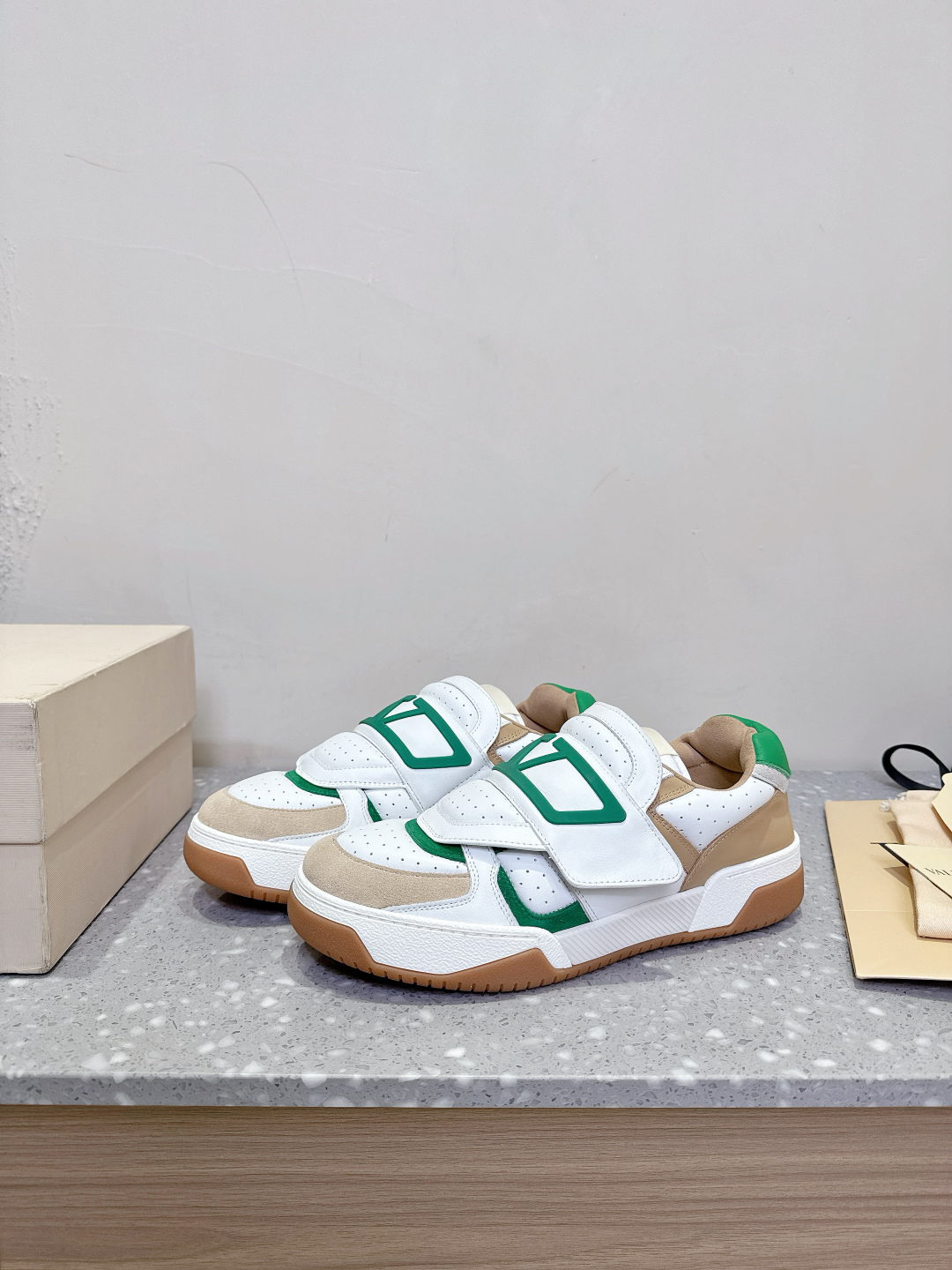 Valentino 25ss Quilts Collection: Stylish, Comfortable Shoes with Unique Magic Stickers - 图片 1