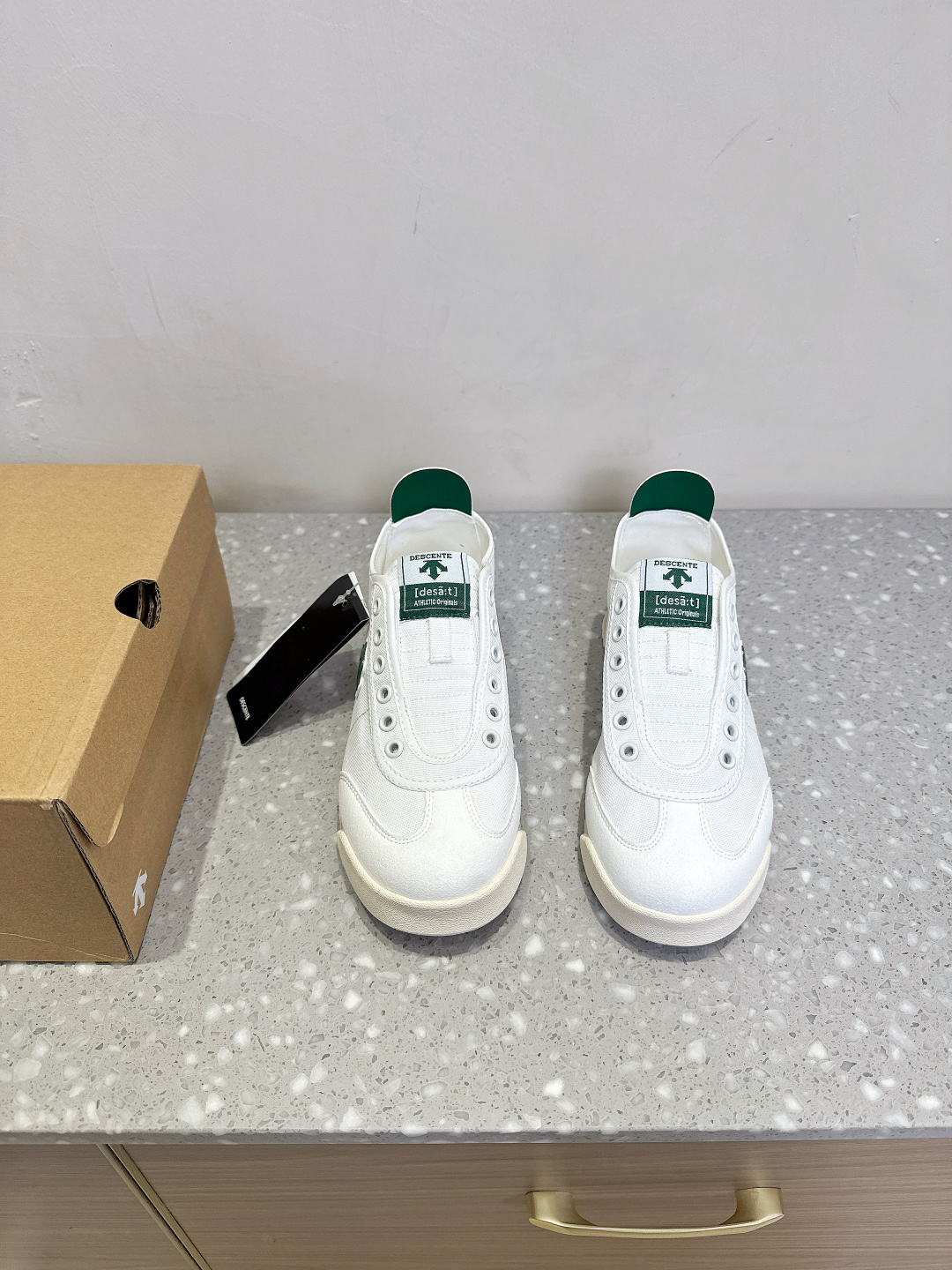 NO:437641,(Dongguan goods) DESCENTE CHRON series couple CHRON sports and casual shoes canvas shoes retro summer five colors original single authentic DeSCENTE Chron Comfortable and simple retro low top canvas casual running shoes men and women same style Details 36 36.5 37 38 38.5 39 40 40.5 41 42 42.5 43 44 Correct size!  , casual shoes/sports shoes, sneakers19860909（东莞货） DESCENTE迪桑特CHRON系列情侣CHRON运动休闲鞋帆布鞋复古夏季 五个颜色 原单正品 迪桑特/DESCENTE Chron 舒适简约复古 低帮帆布 休闲跑步鞋 男女同款 细节码数 36 36.5 37 38 38.5 39 40 40.5 41 42 42.5 43 44 正码！,休闲鞋/运动鞋,sneakers,Women's Shoes