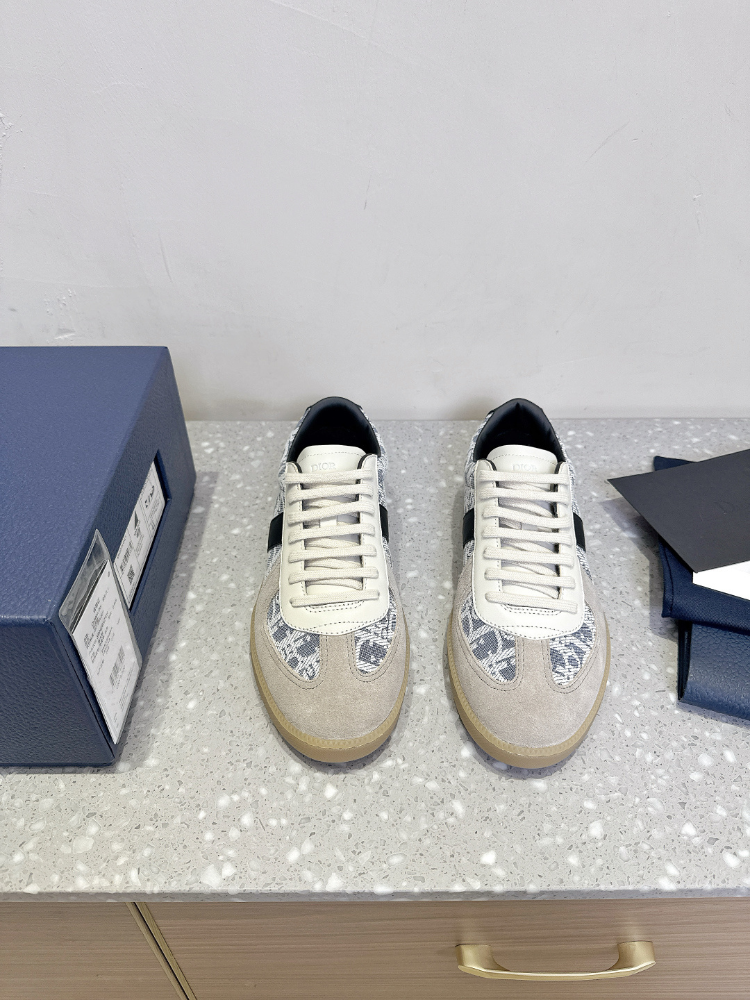 NO:437628,Dior 25ss Spring and Summer New Couple Model B01 Series German Training Shoes Casual Sports Shoes Original Purchase and Development Make Production This B01 Matchpoint Sports Shoes is a new product in the 2025 Fall Series, marking the return of Dior's classic style and is reinterpreted with a stylish and elegant silhouette. It is carefully crafted from black and white smooth cowhide, decorated with gray suede splicing to enhance the style. The tongue and inner sides are decorated with Dior logo, and the heel is decorated with CD Icon logo. It is matched with amber rubber sole and is embellished with Dior logo, which can be matched with various styles of the Dior Icons limited series to create a delicate look. The fabric is made of original imported cowhide, inner footbed cowhide, original customized anti-slip TPU rubber sole  Size35-44 (female size 40, male size 45.46 customized without return or exchange), casual shoes/sports shoes, dior, dior, sneakers, cowhide19860909Dior 迪奥 25ss春夏新款 情侣款 B01系列 德训鞋 休闲 运动鞋 原版购入开发 做货 这款 B01 Matchpoint运动鞋是二零二五秋季系列新品,标志着 Dior 经典款式的回归,以时尚优雅的廓形重新诠释.采用黑色和白色光滑牛皮革精心制作,饰以灰色绒面革拼接提升格调.鞋舌和内部侧面饰以 Dior 标志,鞋后跟饰以 CD Icon 标志.搭配琥珀色橡胶鞋底,点缀以 Dior 标志,可与 Dior Icons 限定系列的各式造型搭配,打造精致造型 面料采用原版进口头层牛皮 内里垫脚牛皮 鞋底原版定制防滑TPU橡胶大底 Size35-44（女码40,男码45.46定做不退换）,休闲鞋/运动鞋,dior,dior,sneakers,cowhide,Women's Shoes