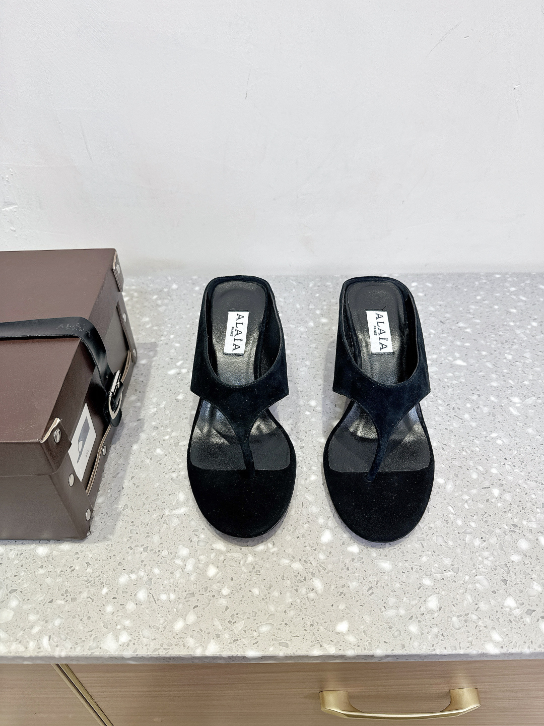 NO:437623,ALAIA Niche trendy brand 25ss Spring and summer new products are simple, wedge clips, slippers, special-shaped heel mules, asymmetrical design breaks the convention, releases unique aura, pointed toe outlines neat lines, and easily walks at the forefront of fashion. Every step takes a modern attitude!  The upper is made of original imported beef reverse velvet, inner foot pad sheepskin, original custom Italian leather outsole Size35-39 (40.41 custom made without return or exchange), split-toed shoes, alaia, slippers, sheepskin, Leather soles19860909ALAIA 阿莱亚 小众潮牌 25ss春夏新品简易 坡跟夹脚 拖鞋 异形跟穆勒鞋 不对称设计打破常规 释放独特气场 尖头勾勒利落线条 轻松游走于时尚前沿 每一步都踏出摩登态度 ！ 鞋面采用原版进口牛反绒 内里垫脚羊皮 鞋底原版定制意大利真皮大底 Size35-39（40.41定做不退换）,分趾鞋,alaia,slippers,sheepskin,Leather soles,Women's Shoes