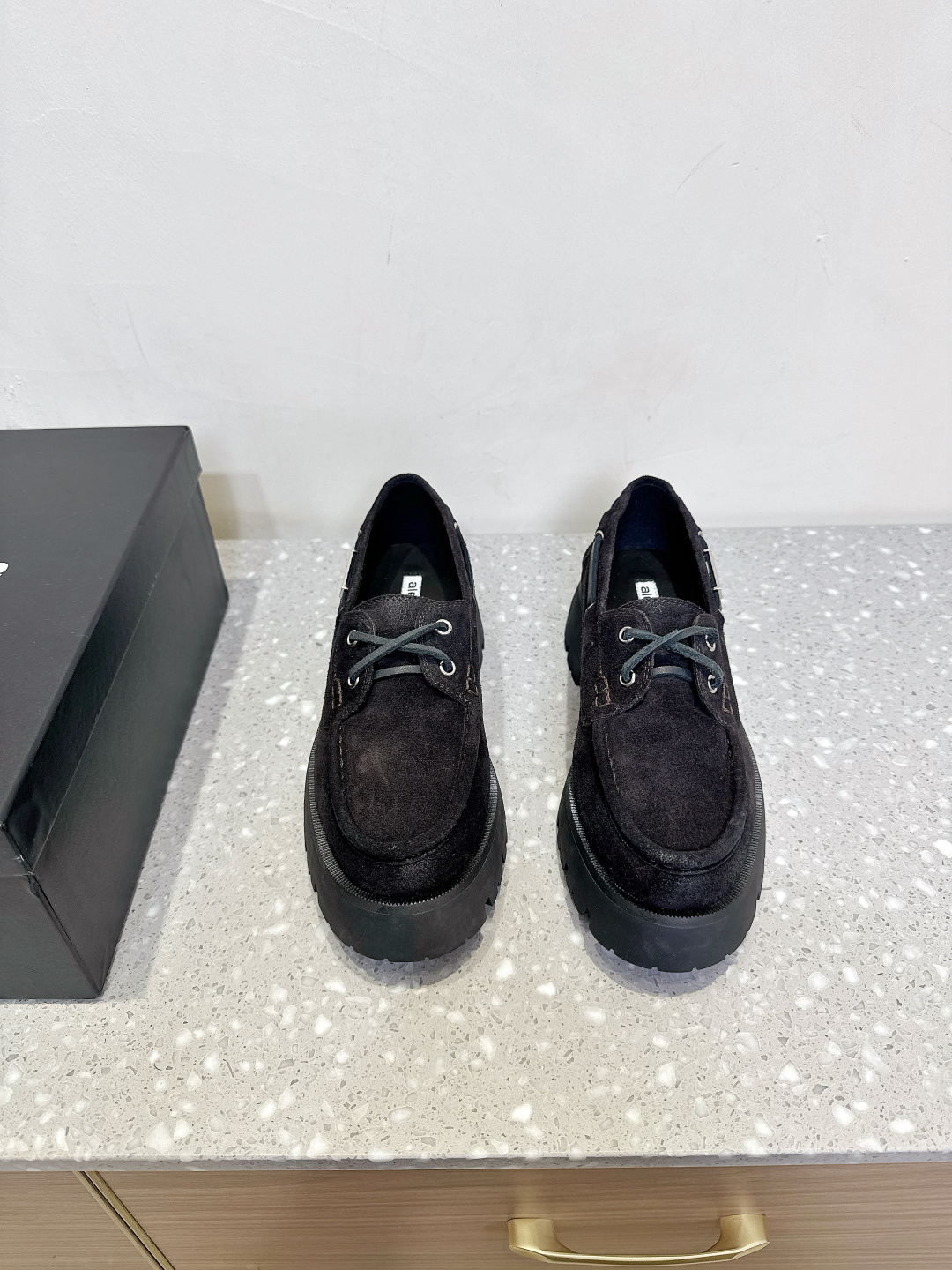 NO:437634,Alexander Wang 25ss autumn and winter new style thick-soled loafers Jennie This pair of thick-soled loafers is amazing. The same loafers come from the pressure mountain king HaileyBieber shoes!  This pair of stock trading artifacts is coming. Compared with the previous old models and your family, the new models look taller and slimmer. In addition to the classic black, there is also burgundy, which are both low-key and useless colors. Bright Pipi Ge is paired with the iconic brand metal logo, and the 5cm thick bottom design can easily have long legs!  The upper is made of original imported cowhide/Niujing inner foot pad sheepskin, heel height 5cm, original customized rubber outsole Size35-39 (40.41 custom made without return or exchange), loafers, alexander wang,loafers,cowhide,sheepskin19860909Alexander Wang 亚历山大王 25ss秋冬新款 厚底 乐福鞋 Jennie 大王这双厚底乐福鞋好绝,同款乐福鞋来自压力山大王 HaileyBieber撞鞋！这双炒股神器就是来袭 新款相比之前的老款和你家的显高显瘦,除了经典黑色外,还有酒红色,都是低调白搭的配色 亮皮皮哥搭配标志性的品牌金属徽标,加上5cm厚底设计轻松拥有大长腿！ 鞋面采用原版进口牛皮/牛京 内里垫脚羊皮 跟高5cm 鞋底原版定制橡胶大底 Size35-39（40.41定制不退换）,乐福鞋,alexander wang,loafers,cowhide,sheepskin,Women's Shoes