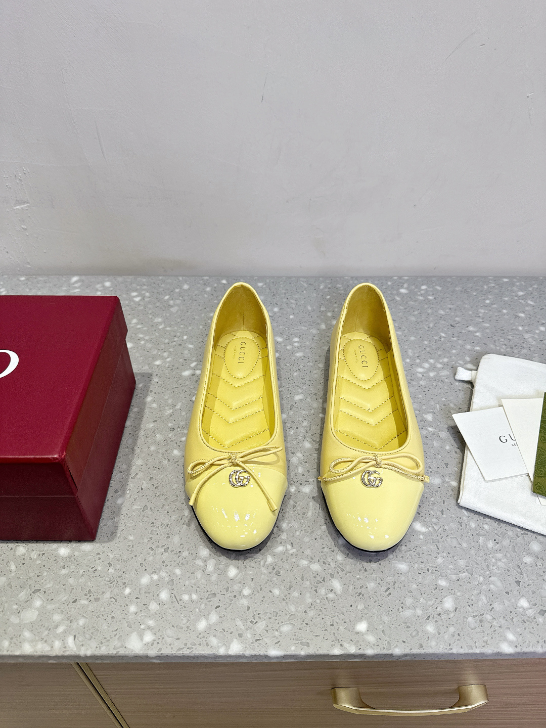 NO:437617,Gucci 25ss Spring and Summer New Bow Ballet Shoes Flat heel Diamond V-pattern embroidered insole ballet shoes bow small G-buckle new small round toe shoes classic exquisite elegant playful fashionable flat shoes high-quality sweet college style slippers fabric is made of original imported sheepskin/paper leather inner foot pad sheepskin outsole original customized Italian leather outsole Size35-40 (40 custom made no return or exchange), ballet shoes, gucci, flats, sheepskin, Leather soles19860909Gucci 古奇 25ss春夏新款 蝴蝶结 芭蕾舞鞋 平跟钻石V纹刺绣内底芭蕾鞋蝴蝶结小双G扣新款小圆头单鞋经典精致优雅俏皮时髦平底鞋高质感甜美学院风便鞋 面料采用原版进口羊皮/漆皮 内里垫脚羊皮 大底原版定制意大利真皮大底 Size35-40（40订做不退换）,芭蕾舞鞋,gucci,flats,sheepskin,Leather soles,Women's Shoes