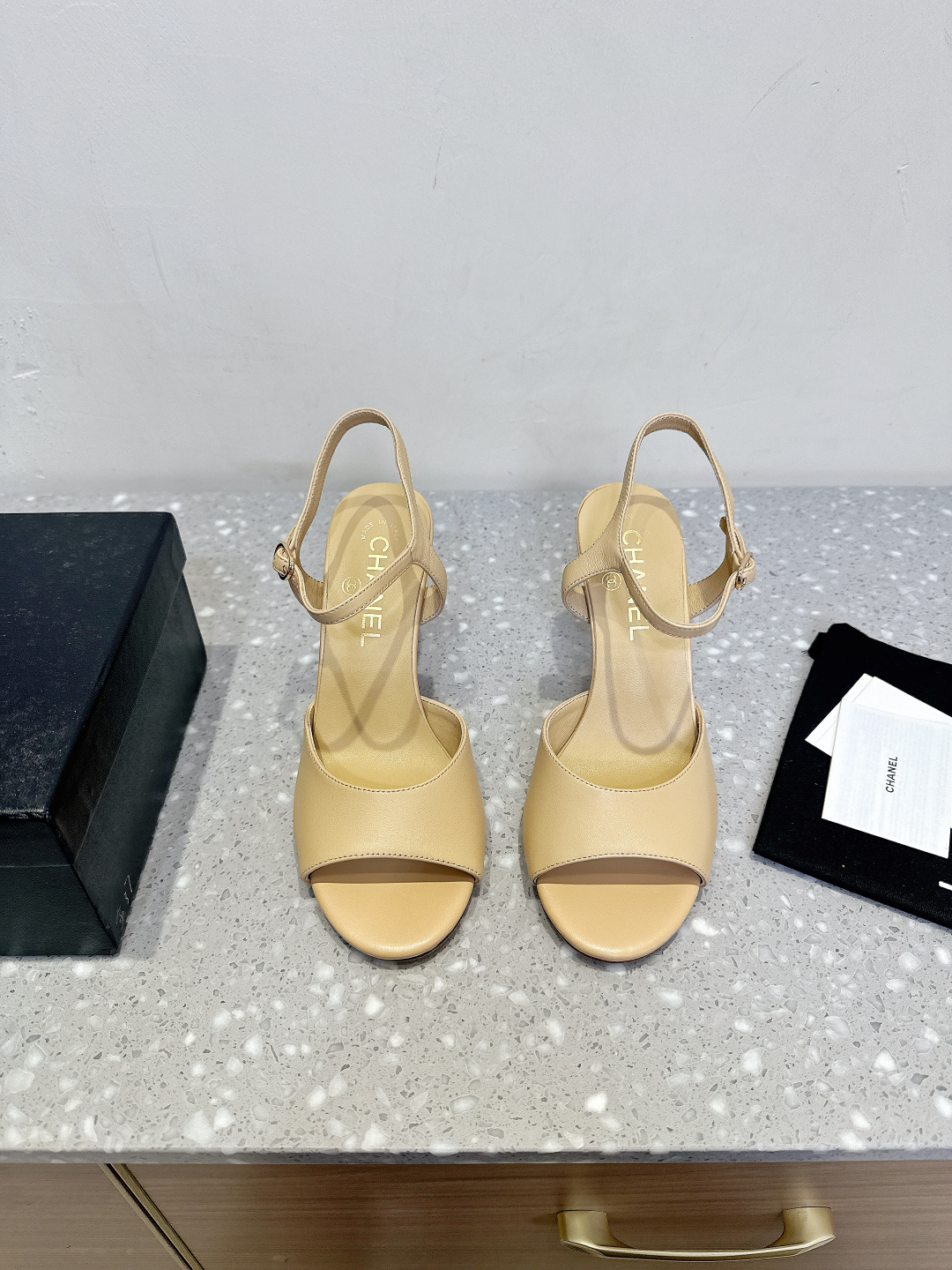 NO:437670,Chanel Chanel 25ss Spring and Summer New High Heels Casual Sandals Many internet celebrity fashion bloggers plant grass, high-end and comfortable, with goddess skirts, irregular small round toe, exclusive high heels for dinner series throughout the season lookbook, simple and without losing details, easy to wear without tiring feet, upper is made of original imported cowhide, inner foot pad sheepskin, heel height 9cm, original custom Italian leather sole Size35-39 (40.41 custom made without return), high heels sandals, chanel, chanel, sandals, high heels, skirts, cowhide, sheepskin, Leather soles19860909Chanel 香奈儿 25ss春夏新款 高跟 休闲 凉鞋 超多网红时尚博主种草 高级感舒适,配女神们的半身裙 不规则的小圆头,晚宴系列专属高跟鞋贯穿整季lookbook完全戳中我 简单又不失细节,好穿不累脚 鞋面采用原版进口牛皮 内里垫脚羊皮 跟高9cm 鞋底原版定制意大利真皮大底 Size35-39（40.41订做不退换）,高跟鞋凉鞋,chanel,chanel,sandals,high heels,skirts,cowhide,sheepskin,Leather soles,Women's Shoes