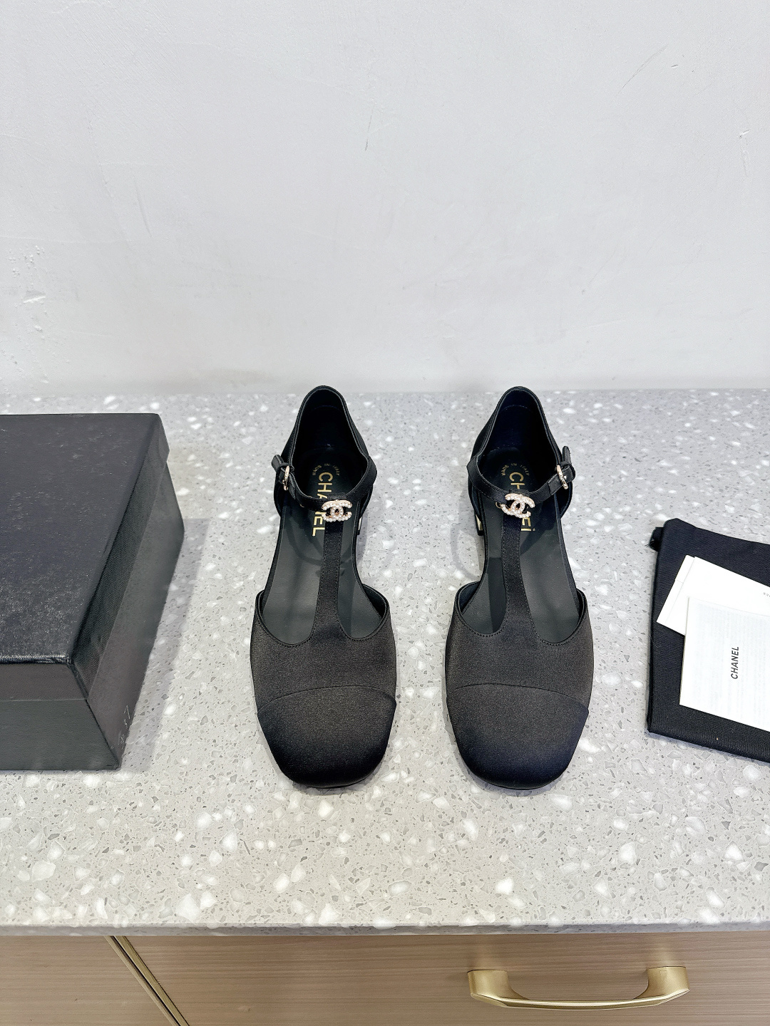 NO:437661,Chanel 25ss Spring and Summer New Style Pearl Heel Mary Jane Sandals I was planted at first sight and I was free to wear according to the weather changes!  Put on socks and make you cute single shoes in spring and summer!  The magic princess instantly feels super comfortable. The leather is very soft and skin-friendly. The upper is made of original imported sheepskin/velvet. The inner footbed is silk sheepskin. The sole is original imported Italian leather sole. Size35-39 (40.41 custom made without return or exchange), Mary Jane, chanel, chanel, sandals, mary jane, sheepskin, Leather soles19860909Chanel 香奈儿 25ss春夏新款 珍珠跟 玛丽珍 凉鞋 第一眼看上就被种草了根据天气变化自由穿搭！套上袜套春夏秒变可爱单鞋！ 秒变魔法公主 脚感超级舒服 皮料非常柔软亲肤 鞋面采用原版进口羊皮/丝绒 内里垫脚丝绸羊皮 鞋底原版意大利进口真皮大底 Size35-39（40.41定做不退换）,玛丽珍,chanel,chanel,sandals,mary jane,sheepskin,Leather soles,Women's Shoes