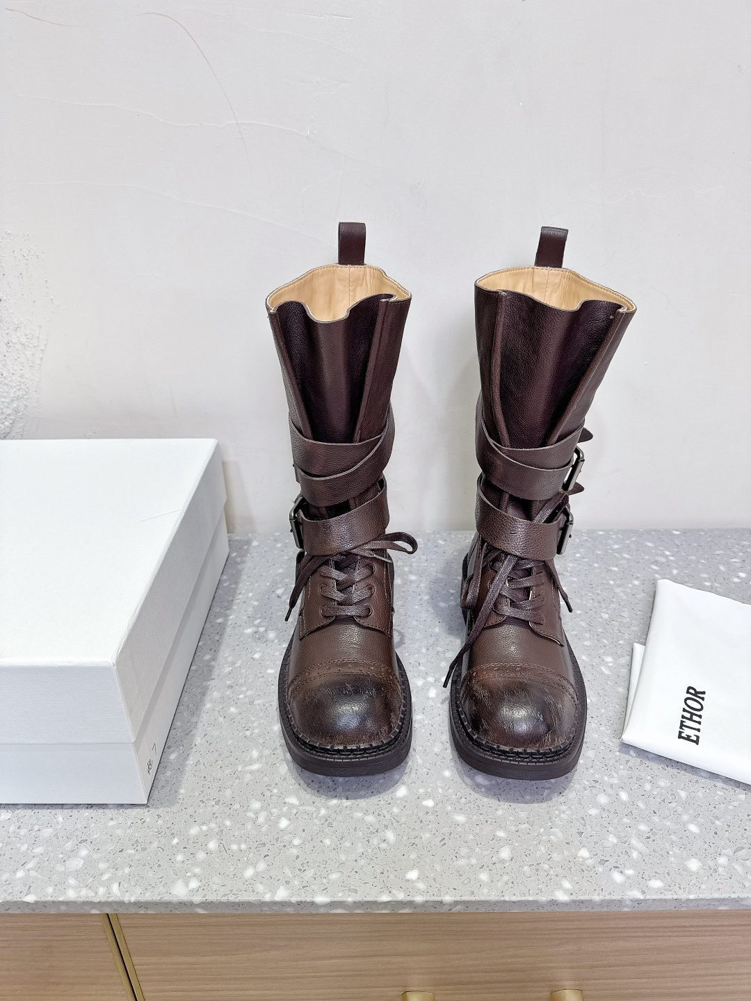 NO:437646,Ethor Niche trend brand 25ss autumn and winter new style thick heel belt buckle motorcycle boots short boots cool boots debut Multi-buckle design as sharp as mechanical armor Whether it is classic cool black or textured brown, every step takes an unruly street rock style, perfectly blending rebellion and fashion The upper is made of original imported shrink-colored calfskin, inner footbed absorbent buffalo leather, heel height 4cm, original custom-made open mold brushed sole Size35-39 (40 custom-made non-return), boots, boots, cowhide19860909Ethor 小众潮牌 25ss秋冬新款 粗跟 皮带扣 机车靴 短靴 酷靴登场 多扣带设计 如机械铠甲般凌厉  无论是经典酷黑 还是质感棕调 每一步都踏出不羁的街头摇滚范 将叛逆与时尚完美融合 鞋面采用原版进口缩纹水染小牛皮 内里垫脚吸水牛皮 跟高4cm 大底原版定制开模拉丝大底 Size35-39（40定做不退换）,靴子,boots,cowhide,Women's Shoes