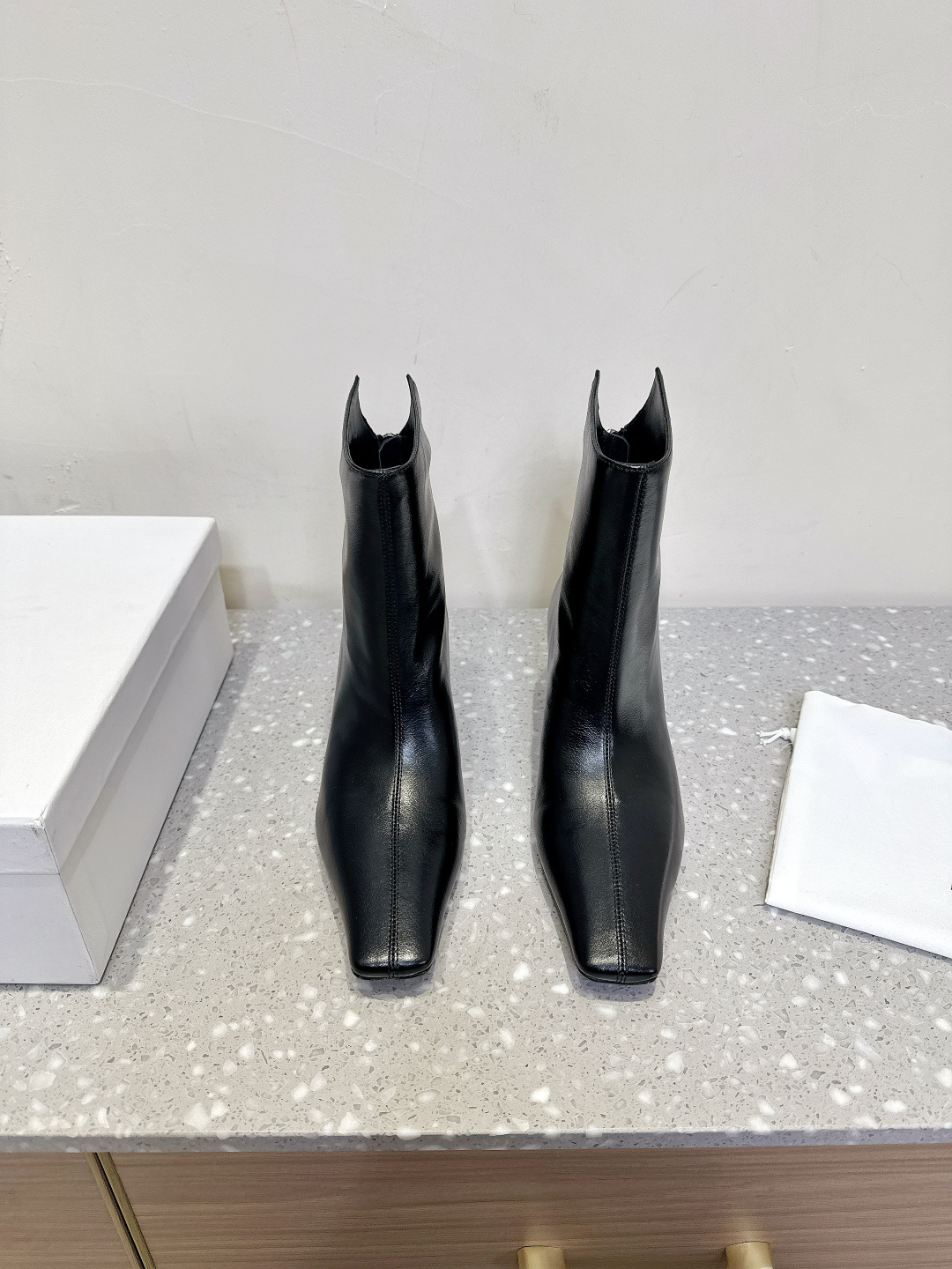 NO:442506,Zipper Khaite Niche trendy brand 25ss autumn and winter new style High heel Zipper Short boots A and cool may not necessarily kill men, but must kill women The shoe shape is slender and fashionable, with a slight accumulation of super thin legs. The goddess's versatile leg slim and thin boots, which can easily wear fashionable long legs. The upper is made of original imported sheepskin/Yangjing inner foot pad sheepskin sole original imported Italian leather sole Size35-39 (40 custom made without return), boots, boots, sheepskin, sheep, Leather soles19860909拉链款 Khaite 小众潮牌 25ss秋冬新款 高跟 拉链 短靴 又A又飒不一定斩男,但一定斩女 鞋型纤细又时髦,微微的堆积感超显腿细 女神的百搭瘦腿靴,轻松穿出时尚大长腿 鞋面采用原版进口羊皮/羊京  内里垫脚羊皮 鞋底原版意大利进口真皮大底 Size35-39（40订做不退换）,靴子,boots,sheepskin,sheep,Leather soles,Women's Shoes