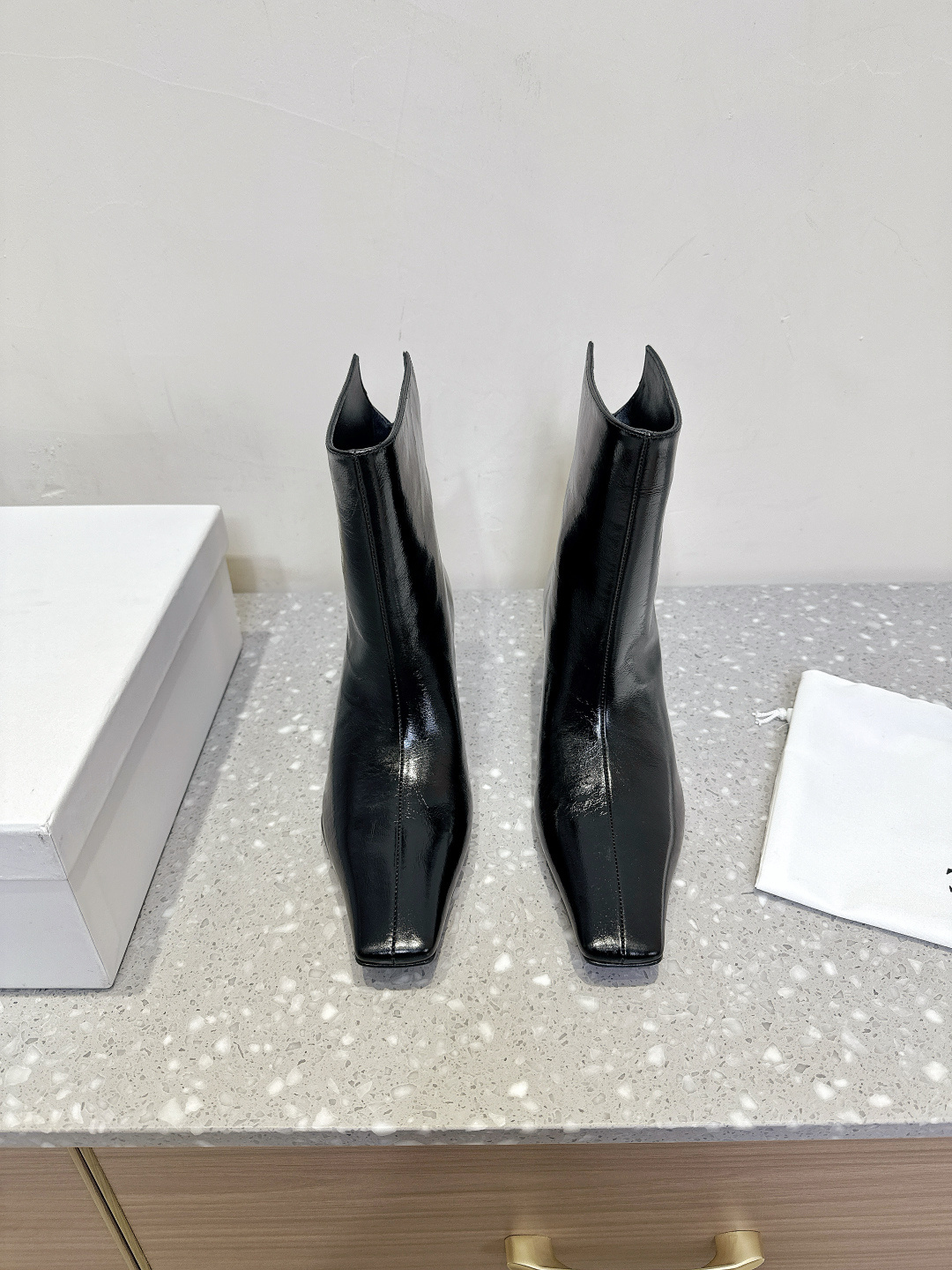 NO:442432,Khaite Niche trendy brand 25ss autumn and winter new style High heels pointed toe short boots A and cool may not necessarily kill men, but must kill women The shoe shape is slender and fashionable, with a slight accumulation of super thin legs. The goddess's versatile leg slim and slim leg slim boots, which can easily wear fashionable long legs. The upper is made of original imported sheepskin/Yangjing inner foot pad sheepskin original Italian imported leather sole Size35-39 (40 custom made without return), boots, boots, sheepskin, sheep, Leather soles19860909Khaite 小众潮牌 25ss秋冬新款 高跟 尖头 短靴 又A又飒不一定斩男,但一定斩女 鞋型纤细又时髦,微微的堆积感超显腿细 女神的百搭瘦腿靴,轻松穿出时尚大长腿 鞋面采用原版进口羊皮/羊京  内里垫脚羊皮 鞋底原版意大利进口真皮大底 Size35-39（40订做不退换）,靴子,boots,sheepskin,sheep,Leather soles,Women's Shoes