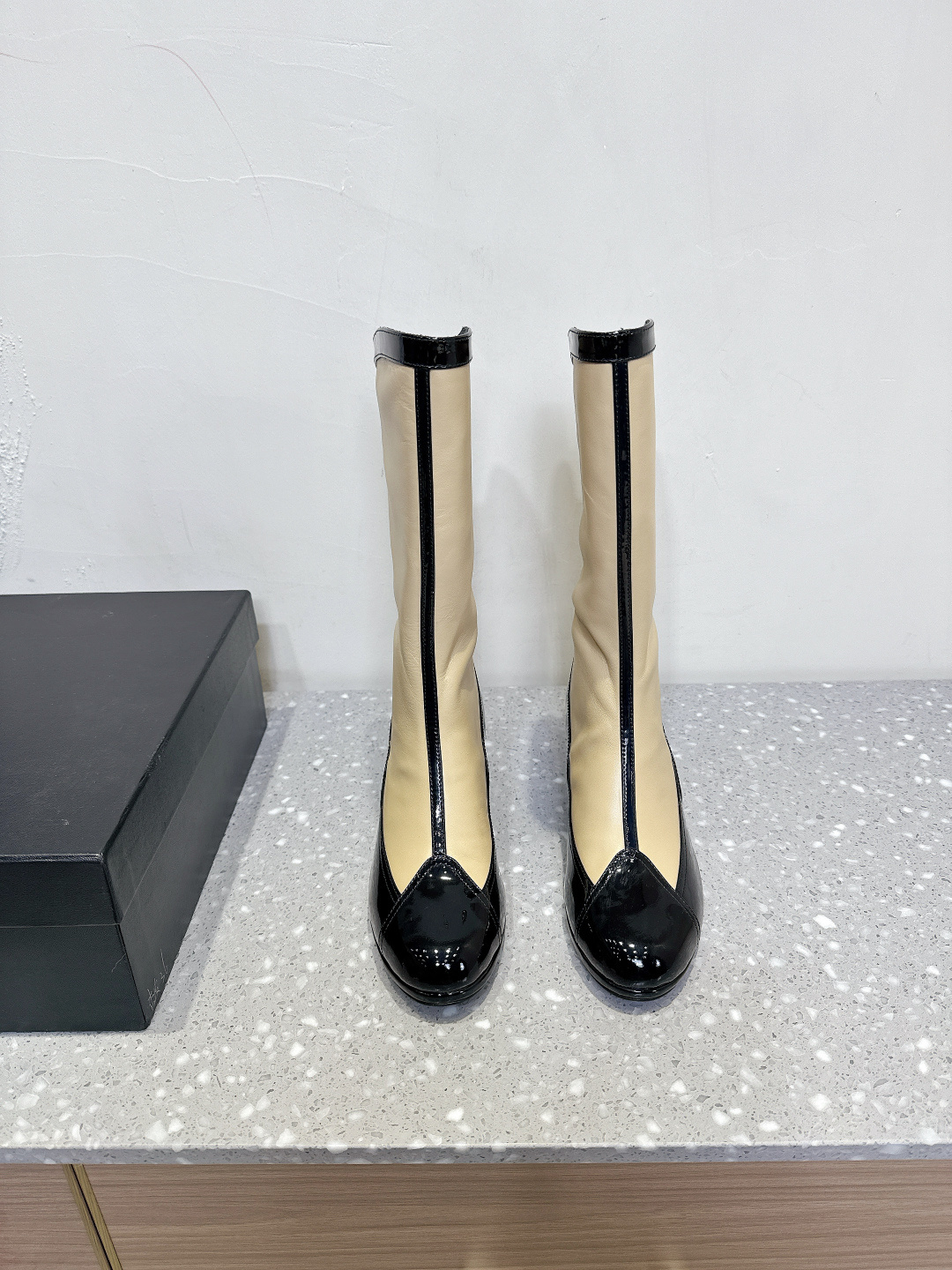 NO:442497,Chanel Xiaoxiang 25ss autumn and winter new style round toe zipper boots This thick sole has a very high exit rate in European and American street photography, and Ins is also popular. It is really charming. I believe that women with taste will like it. Xiaoxiang will never disappoint. The goddess's weapon... The fabric uses original imported sheepskin/imported suede/imported tyre beef patent leather inner foot pad sheepskin large sole original Italian imported leather sole Size35-39 (40.41 custom made without return or exchange), boots, chanel, boots, sheepskin, chamois leather, Leather soles19860909Chanel 小香 25ss秋冬新款 圆头 拉链 长靴 这款厚底在欧美街拍中出境率超高,ins也是火了一把 真的太有魅力了,我相信有品味的女人会看上它 小香一向不会令人失望,女神的利器…… 面料采用原版进口绵羊皮/进口麂皮/进口胎牛漆皮 内里垫脚羊皮 大底原版意大利进口真皮大底 Size35-39（40.41订做不退换）,靴子,chanel,boots,sheepskin,chamois leather,Leather soles,Women's Shoes