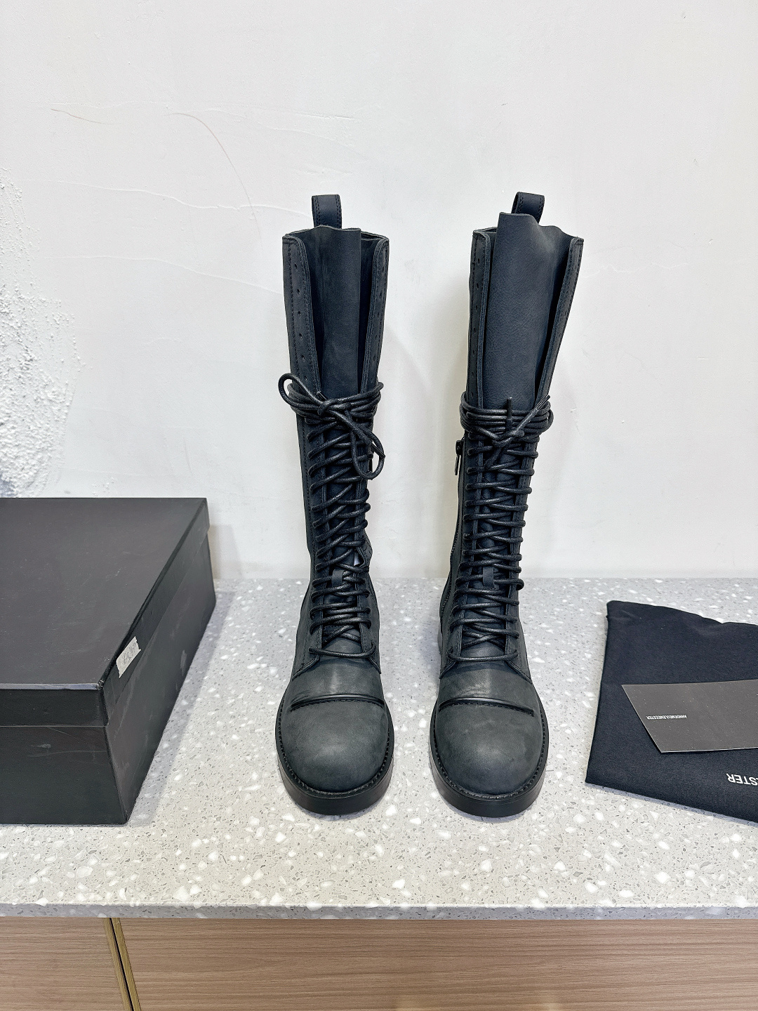 NO:442440,Ann Demeulemester niche trendy brand 25ss autumn and winter new style strap boots long boots This series combines unprocessed rough texture with delicate fragile aesthetics creatively, creating a modern female image that combines strength and tenderness in deconstructive tailoring, highlighting the brand's pioneering ground-flavored black high boots in the contemporary fashion context, a perfect combination of elegant and retro. Round toe thick sole, full of retro charm; strap side zippers, exquisiteness in details. Complete sizes and sizes, suitable for all kinds of dresses. Whether paired with dresses or long skirts, you can easily create an elegant and retro style. These black high boots allow you to show a unique elegant temperament in the wave of retro. The upper is made of original imported oil wax beef matte, inner foot pad soft silk cowhide, and original customized rubber combination sole  Size35-40 (40 custom-made non-return and exchange), boots, boots, skirts, cowhide19860909Ann Demeulemeester 小众潮牌 25ss秋冬新款 绑带靴 长靴 该系列将未加工的粗粝质感与细腻的脆弱美学创造性结合,在解构主义剪裁中塑造出兼具力量与柔情的现代女性形象,彰显了品牌在当代时装语境中的先锋地味黑色高筒靴,优雅复古的完美结合.圆头厚底,复古韵味十足；绑带侧拉链,细节中透露出精致.大小码齐全,适合各种穿搭风格.无论是搭配连衣裙还是长裙都能轻松打造出优雅复古风.这双黑色高筒靴,让你在复古的浪潮中,展现出独特的优雅气质. 鞋面采用原版进口头层油蜡牛磨砂 内里垫脚软丝绸牛皮 大底原版定制橡胶组合大底 Size35-40（40定制不退换）,靴子,boots,skirts,cowhide,Women's Shoes