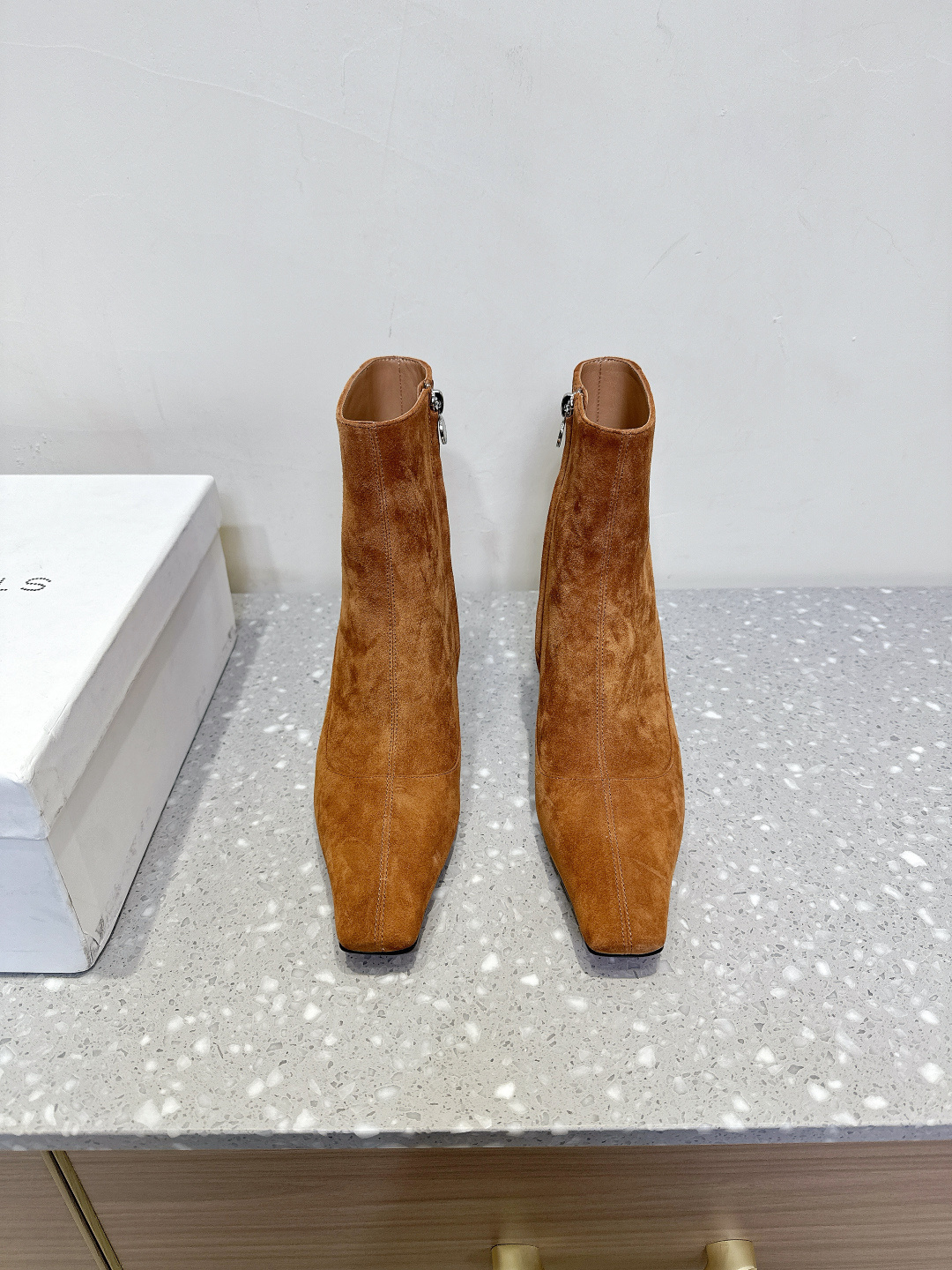 NO:442448,Stella Mccartney is from a British luxury brand. The brand's design style is mainly British rock and sweet romance, showing the unique elegance and charm of women. The upper combines tarp and cow velvet to create a different style and show off its long legs!  The fabric is made of original imported butter leather / Niujing inner foot padded sheepskin, original Italian leather sole Size35-40 (40 customized, no return or exchange), boots, cartier, boots, sheepskin, Leather soles19860909Stella Mccartney（斯特拉麦卡托尼）来自英国的奢侈品牌. 品牌的设计风格主要以英式摇滚和甜蜜浪漫为主,展现出女性独有的优雅和魅力,鞋面将防水布和牛反绒融合在一起,打造出不一样的风格,立显大长腿！ 面料采用原版进口摔纹牛油皮/牛京 内里垫脚羊皮 大底原版意大利真皮大底 Size35-40（40订做不退换）,靴子,cartier,boots,sheepskin,Leather soles,Women's Shoes