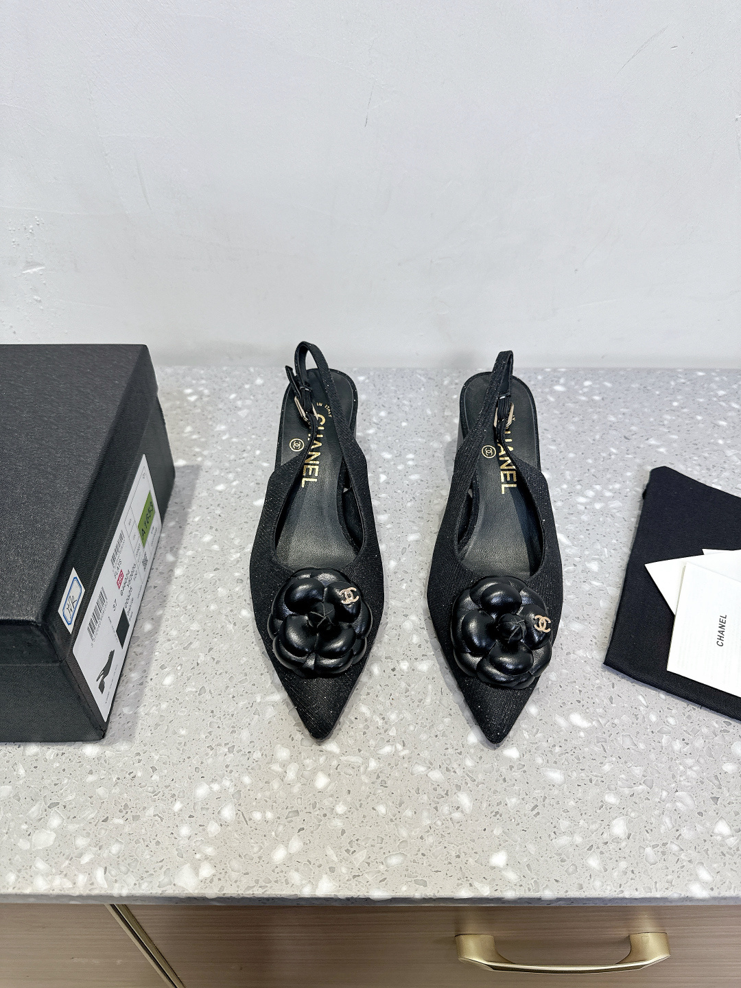 NO:442471,Chanel Xiaoxiang 25s spring and summer new style, thick heel, camellia pointed toe, single shoes, sandals, I call this pair of 'the god of atmosphere'. The soft and neat little pointed toe comes with high-end, the style is super straight and the foot shape is huge, and the fashionable and temperament shows the personal charm of women! It is simply a must-have item for the wardrobe, and it is beautiful with skirts and pants. The upper is made of original imported cowhide/cloth, inner foot pad sheepskin, heel height 5.5cm, original custom Italian leather soles Size35-39 (40.41.42 custom made without return), high heels sandals, chanel, sandals, high heels, skirts, cowhide, sheepskin, Leather soles19860909Chanel 小香 25s春夏新款 粗跟 山茶花尖头 单鞋 凉鞋 这双我称之为“氛围感之神”,O柔颯利落的小尖头自带高级,版型超正且巨修饰脚型,时尚又气质彰显女性个人魅力! 简直就是衣橱必备的搭配单品,搭配裙子和裤子”都是美美哒！ 鞋面采用原版进口牛皮/布面 内里垫脚羊皮 跟高5.5cm 鞋底原版定制意大利真皮大底 Size35-39（40.41.42订做不退换）,高跟鞋凉鞋,chanel,sandals,high heels,skirts,cowhide,sheepskin,Leather soles,Women's Shoes