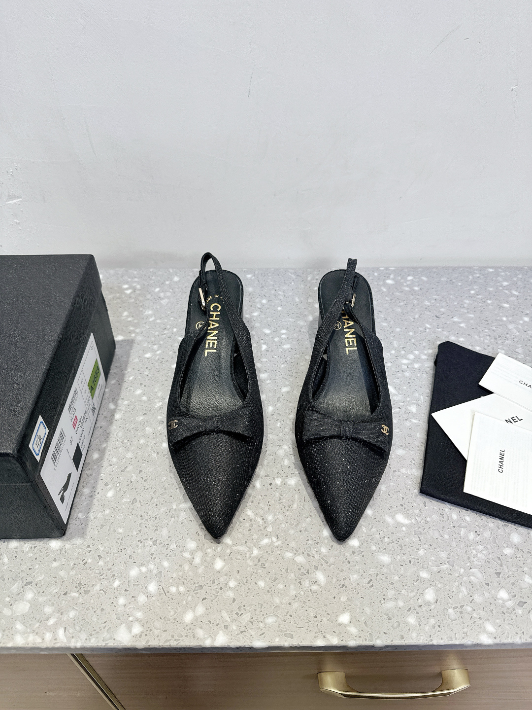 NO:442480,Chanel Xiaoxiang 25s spring and summer new style, thick heel, bow, pointed toe, single shoes, sandals, I call this pair of 'the god of atmosphere'. The soft and neat little pointed toe comes with high-end style, super straight and hugely modified feet, fashionable and elegant highlights the charm of women! It is simply a must-have matching item for the wardrobe, paired with skirts and pants, all beautiful! The upper is made of original imported cowhide/cloth, inner foot pad sheepskin, heel height 5.5cm, original custom Italian leather soles Size35-39 (40.41.42 custom made without return), high heels sandals, chanel, sandals, high heels, skirts, cowhide, sheepskin, Leather soles19860909Chanel 小香 25s春夏新款 粗跟 蝴蝶结 尖头 单鞋 凉鞋 这双我称之为“氛围感之神”,O柔颯利落的小尖头自带高级,版型超正且巨修饰脚型,时尚又气质彰显女性个人魅力! 简直就是衣橱必备的搭配单品,搭配裙子和裤子”都是美美哒！ 鞋面采用原版进口牛皮/布面 内里垫脚羊皮 跟高5.5cm 鞋底原版定制意大利真皮大底 Size35-39（40.41.42订做不退换）,高跟鞋凉鞋,chanel,sandals,high heels,skirts,cowhide,sheepskin,Leather soles,Women's Shoes