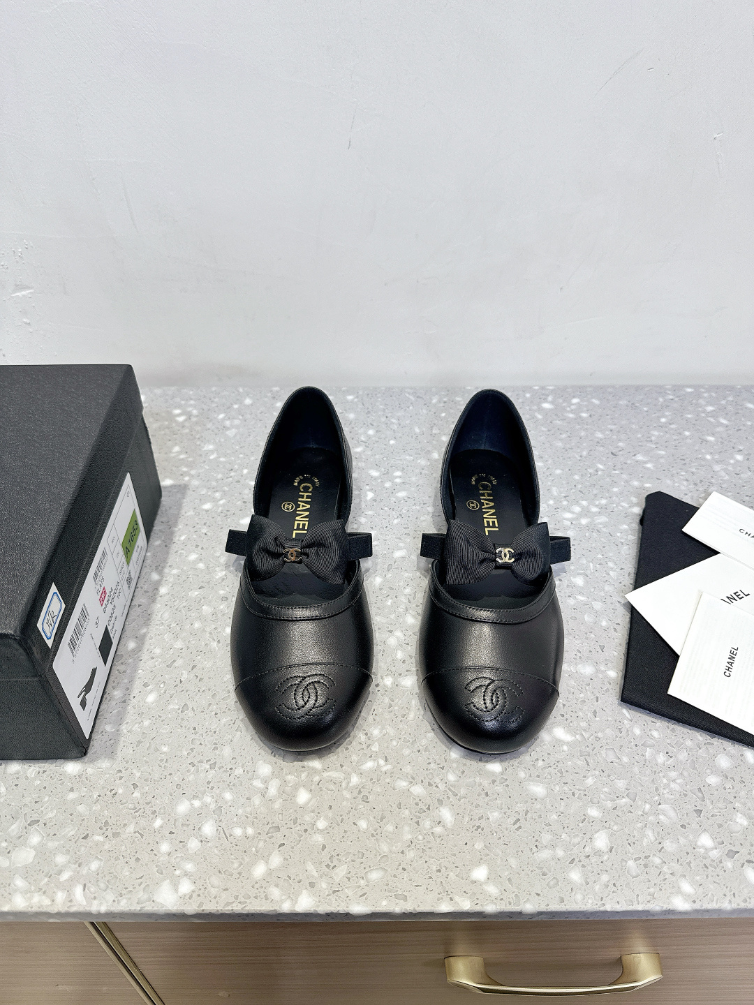 NO:442453,Chanel 25ss Spring and Summer New Style, Hollow Bow Sandals, I was planted at first sight and I was free to wear according to the weather changes!  The feet feel super comfortable, the leather is very soft and skin-friendly, and the socks are put on the spring and summer to become cute single shoes!  The magic princess is instantly transformed into a magical princess. The upper is made of original imported mesh/cowhide, the inner footbed is silk sheepskin. The sole is original customized Italian leather outsole. Size35-39 (customized for 40.41), Mary Jane, chanel, chanel, sandals, mary jane, cowhide, sheepskin, Leather soles19860909Chanel 香奈儿 25ss春夏新款 中空 蝴蝶结 凉鞋 第一眼看上就被种草了根据天气变化自由穿搭！ 脚感超级舒服 皮料非常柔软亲肤 套上袜套春夏秒变可爱单鞋！ 秒变魔法公主 鞋面采用原版进口网纱/牛皮 内里垫脚丝绸羊皮 鞋底原版定制意大利真皮大底 Size35-39（40.41定制）,玛丽珍,chanel,chanel,sandals,mary jane,cowhide,sheepskin,Leather soles,Women's Shoes