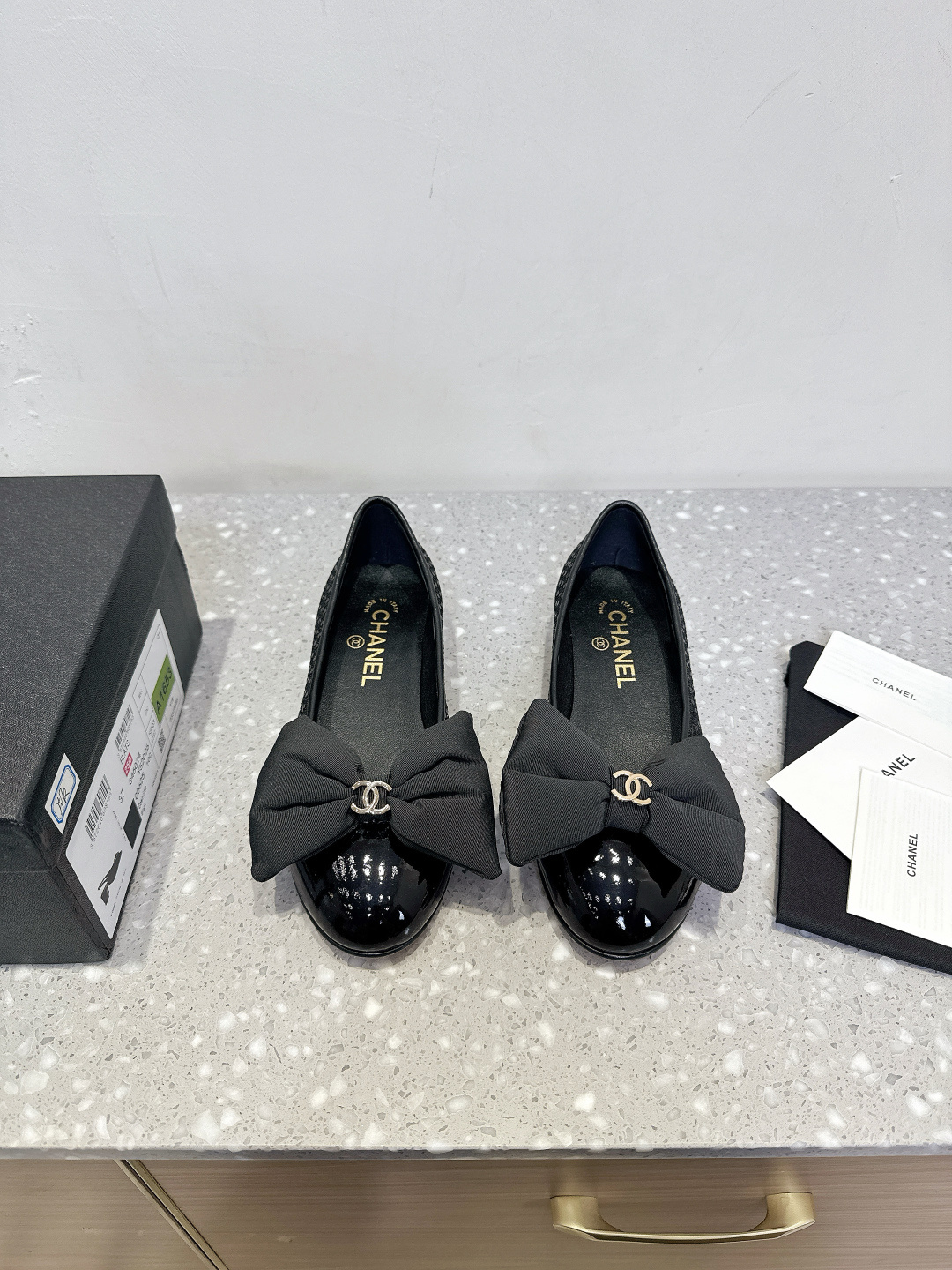 NO:442447,Chanel Xiaoxiang 25ss Spring and Summer New Model Mary Jane Ballet Shoes Very popular bow Design handmade car line is very time-consuming and labor-intensive. Unique method of double-soling for outsole allows you to accidentally reveal the highlights of the car line that will never take off the bottom firm and permanently retro. The classic and rich C flavor is permanently passed on. The fabric is made of original imported mixed lambskin/cloth surface. Inner footbed small goatskin. Original custom Italian leather soles. Size35-39 (40.41 custom made without return). Mary Jane, chanel, mary jane, sheepskin, Leather soles19860909Chanel小香 25ss春夏新款 玛丽珍 芭蕾舞鞋 非常火的蝴蝶结 设计手工车线非常耗时耗力 独特大底双拼做法 让你不经意露出亮点大底车线永不脱底牢固永久复古就是经典浓郁C味永久流传 面料采用原版进口混种小羊皮/布面 内里垫脚小山羊皮 大底原版定制意大利真皮大底 Size35-39（40.41订做不退换）,玛丽珍,chanel,mary jane,sheepskin,Leather soles,Women's Shoes