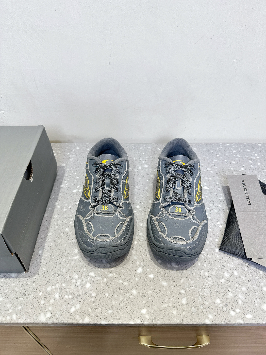 NO:442431,(Men's Size) Balenciaga Balenciaga Latest Hamptons Series Couple Style Damaged Aged Casual Sports Shoes Hamptons Sneaker This new shoe continues the aesthetic style of creative director Demna, integrating bristle design, exposed stitching, asymmetric details, scratches, as well as graffiti-style laces and obvious toe curves. Unlike previous exaggerated and heavy 3XL and Cargo styles, Hamptons Sneaker has some contour convergence, adopts a more traditional sole structure that Balencia rarely uses, and is equipped with a spliced ​​leather upper, making the overall shape more daily but still unique. The fabric is made of original custom imported toe-layer cowhide, inner foot pad breathable towel velvet, original custom open mold-proof rubber sole  Size35-44 (female size 40, male size 45 customized without return or exchange), casual shoes/sports shoes, balenciaga, balenciaga, sneakers, cowhide19860909（男码） Balenciaga巴黎世家 最新Hamptons系列 情侣款 破损 做旧 休闲 运动鞋 Hamptons Sneaker这款新鞋延续了创意总监Demna一贯的美学风格,融入了毛边设计、外露缝线、不对称细节、做|刮痕,以及涂鸦风格的鞋带字样和明显的鞋头弧度.不同于此前夸张厚重的3XL和 Cargo等款式,Hamptons Sneaker 在轮廓上有所收敛,采用了巴黎世家较少使用的更为传统的鞋底结构,并配有拼接皮革鞋面,使整体造型更加日常但依然不失个性 面料采用原版定制进口头层牛皮 内里垫脚透气毛巾绒里 鞋底原版定制开模防滑橡胶大底 Size35-44（女码40,男码45定做不退换）,休闲鞋/运动鞋,balenciaga,balenciaga,sneakers,cowhide,Women's Shoes