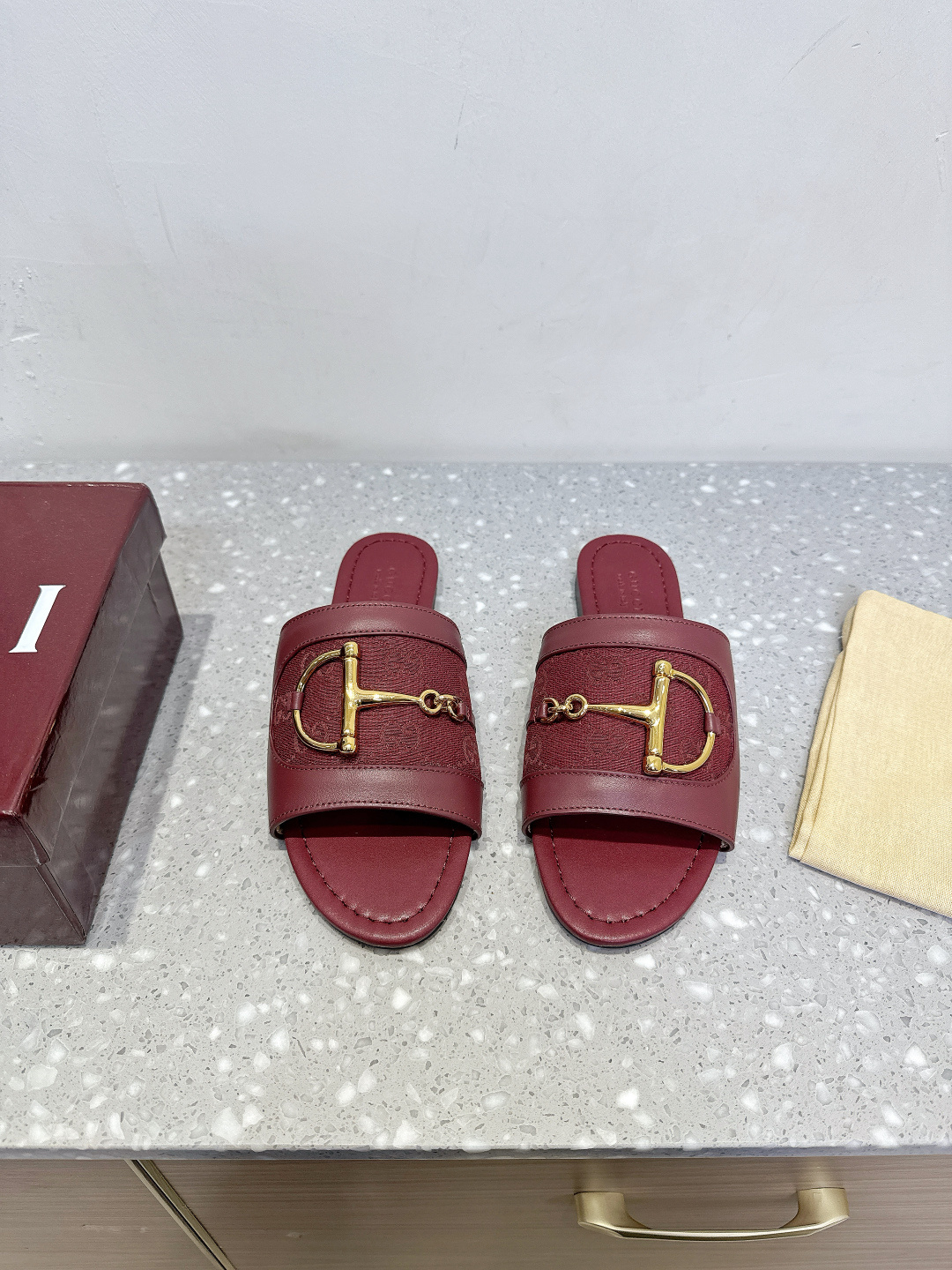 NO:442503,Rubber sole genuine leather sole Gucci 25ss spring and summer new horse bits flat sole slippers This women's sandals are matched with classic horse bits details gold tones, showing a unique charm. It is made of exquisite suede material, the design combines traditional inspiration with modern versatile style, elegantly embellishes the warm season style The fabric is made of original imported cowhide/old cloth, inner footbed sheepskin, original custom Italian leather outsole, size 35-39 (40.41 custom made without return and exchange), slippers, gucci, slippers, cowhide, sheepskin, Leather soles19860909橡胶底 真皮底 Gucci 古奇 25ss春夏新款 马衔扣 平底 拖鞋 这款女士凉拖搭配饰经典马衔扣细节金色调配件,尽显别样魅力. 采用精致绒面材质打造,设计融合传统灵感与现代百搭风格,优雅点缀暖季造型 面料采用原版进口牛皮/老花布 内里垫脚羊皮 鞋底原版定制意大利真皮大底 码数35-39（40.41定做不退换）,拖鞋,gucci,slippers,cowhide,sheepskin,Leather soles,Women's Shoes