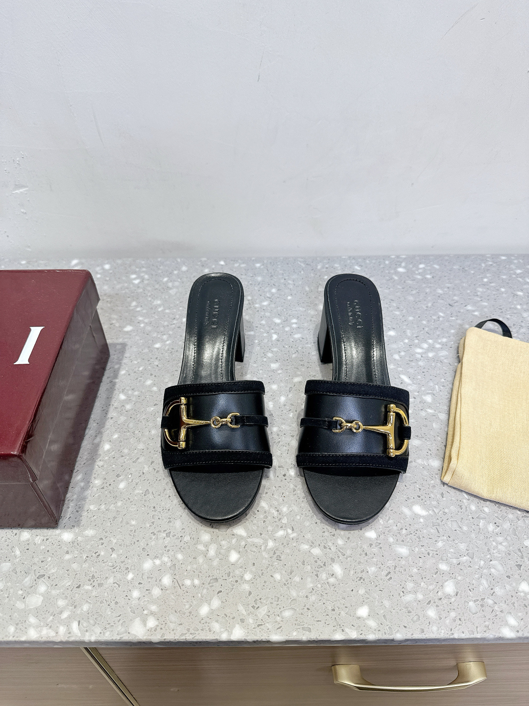 NO:442495,Rubber sole Genuine leather sole Gucci 25ss Spring and summer new style Horse bits High heels Slippers This women's sandals are matched with classic horse bits details and gold tones, showing their unique charm. It is made of exquisite suede material, the design combines traditional inspiration with modern versatile style, elegantly embellishes the warm season style The fabric is original imported cowhide/old cloth, inner footbed sheepskin, heel height 5.5cm, original custom Italian leather outsole, size 35-39 (40.41 custom made without return), slippers, gucci, slippers, cowhide, sheepskin, Leather soles19860909橡胶底 真皮底 Gucci 古奇 25ss春夏新款 马衔扣 高跟 拖鞋 这款女士凉拖搭配饰经典马衔扣细节金色调配件,尽显别样魅力. 采用精致绒面材质打造,设计融合传统灵感与现代百搭风格,优雅点缀暖季造型 面料采用原版进口牛皮/老花布 内里垫脚羊皮 跟高5.5cm 鞋底原版定制意大利真皮大底 码数35-39（40.41定做不退换）,拖鞋,gucci,slippers,cowhide,sheepskin,Leather soles,Women's Shoes