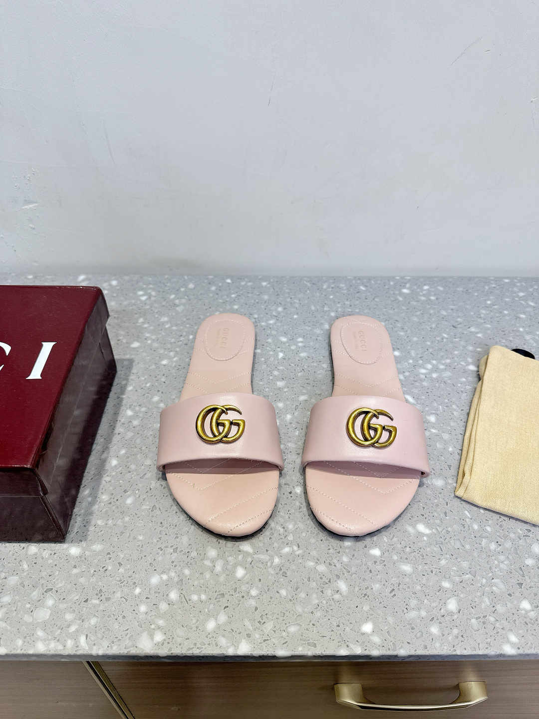NO:445205,Rubber sole genuine leather sole Gucci 25ss spring and summer new horse bits flat sole slippers This women's sandals are matched with classic horse bits details gold tones, showing a unique charm. It is made of exquisite suede material, the design combines traditional inspiration with modern versatile style, elegantly embellishes the warm season style The fabric is made of original imported cowhide/old cloth, inner footbed sheepskin, original custom Italian leather outsole, size 35-39 (40.41 custom made without return and exchange), slippers, gucci, slippers, cowhide, sheepskin, Leather soles19860909橡胶底 真皮底 Gucci 古奇 25ss春夏新款 马衔扣 平底 拖鞋 这款女士凉拖搭配饰经典马衔扣细节金色调配件,尽显别样魅力. 采用精致绒面材质打造,设计融合传统灵感与现代百搭风格,优雅点缀暖季造型 面料采用原版进口牛皮/老花布 内里垫脚羊皮 鞋底原版定制意大利真皮大底 码数35-39（40.41定做不退换）,拖鞋,gucci,slippers,cowhide,sheepskin,Leather soles,Women's Shoes