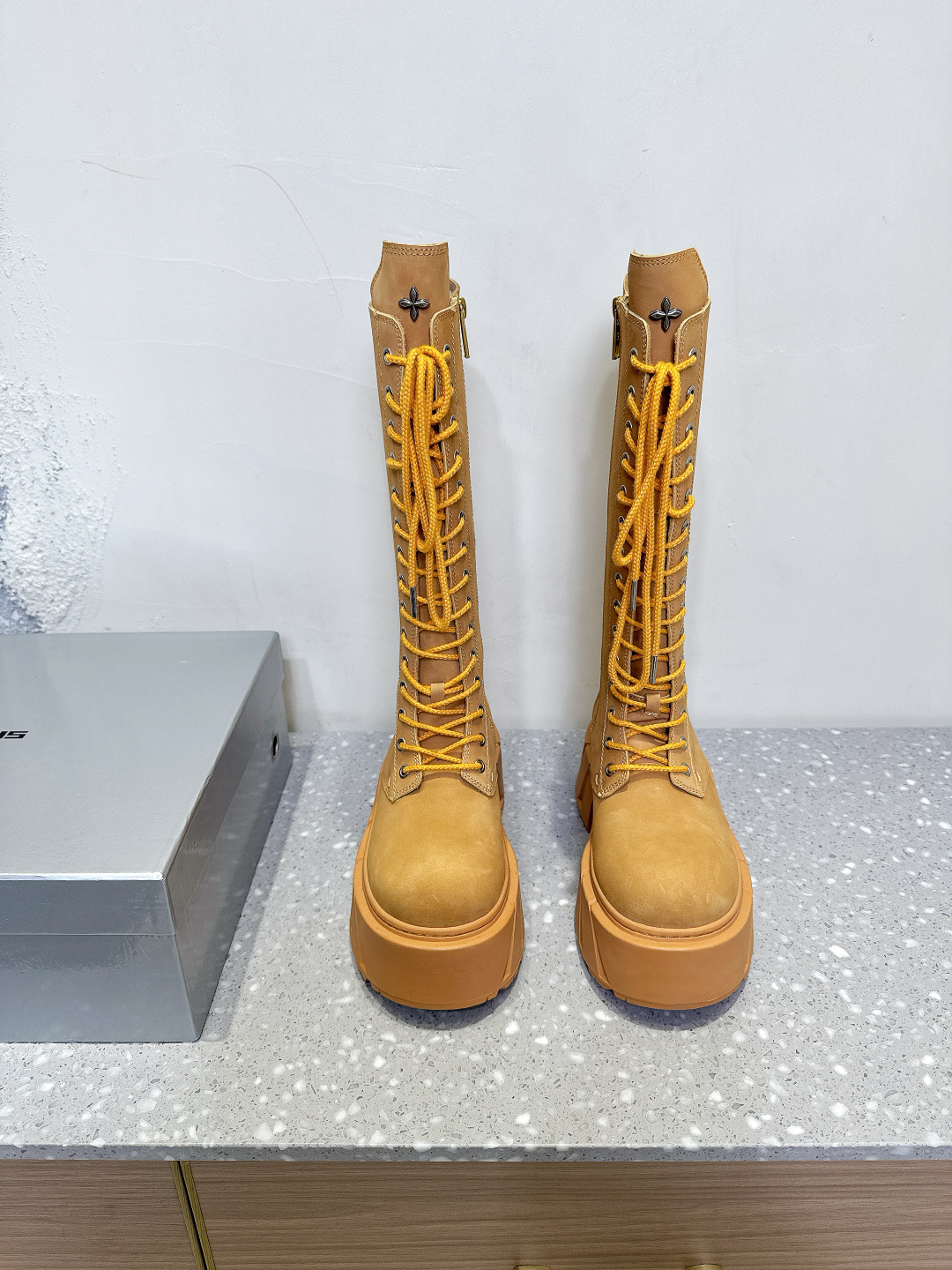 NO:445191,Smfk niche trendy brand, 25ss hot new product, thick sole, casual shoes, long boots, really, very attractive, the more you look at it!  The gospel of short babies directly extends the body proportions!  !  The shoe body is soft and comfortable, the sole is wear-resistant and non-slip - and every color is very versatile. It is really suitable for this spring and summer. The upper is made of original imported cowhide, inner foot pad sheepskin, high heel 7.5cm, original custom EVA rubber sole, size 35-40 (40 custom made without return), boots, boots, cowhide, sheepskin19860909Smfk 小众潮牌 25ss爆款新品 厚底 休闲鞋 长靴 爆真的是很耐看越看越喜欢！矮个子宝宝的福音直接拉长身材比例！！ 鞋身柔软舒适,鞋底耐磨防滑- 而且每个颜色都非常百搭.真的太适合这个春夏  鞋面采用原版进口牛皮 内里垫脚羊皮 高跟7.5cm 鞋底原版定制EVA橡胶大底 码数35-40（40定做不退换）,靴子,boots,cowhide,sheepskin,Women's Shoes