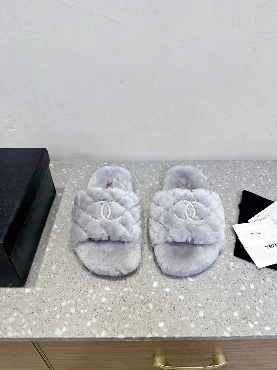 NO:447584,Chanel Xiaoxiang 25ss autumn and winter new style, double C fur slippers This fur slipper is really cute~ Soft and fluffy fur, comfortable and warm feet! It is casual and lazy with socks. It looks good and fashionable on the feet! It is so beautiful and beautiful! It feels delicate and soft and smooth. The upper uses original imported wool, inner foot pad wool, original customized rubber sole Size35-39 (40.4142. Custom made without return), fur shoes, chanel, slippers, socks19860909Chanel 小香 25ss秋冬新款 双C 毛毛拖鞋 这款毛拖真的是真太可爱了～ 柔软蓬松的毛毛,舒服暖脚! 秋冬搭配袜子休闲又慵懒 上脚真的好看又时髦!美腻美爆了!手感细腻柔软丝滑 鞋面采用原版进口羊毛 内里垫脚羊毛 鞋底原版定制橡胶大底 Size35-39（40.4142.定做不退换）,毛毛鞋,chanel,slippers,socks,Women's Shoes