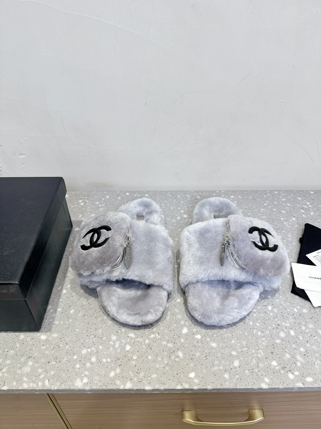 NO:447590,Chanel Xiaoxiang 25ss autumn and winter new style, double C school bag buckle, fur slippers This fleece slipper is really cute~ Soft and fluffy fur, comfortable and warm feet! It is casual and lazy with socks. It looks good and fashionable on the feet! It is so beautiful and beautiful! The feel is delicate and soft and silky. The upper is made of original imported wool, inner foot pad wool, original customized rubber sole Size35-39 (40.4142. Custom made no return or exchange), fur shoes, chanel, slippers, socks19860909Chanel 小香 25ss秋冬新款 双C书包扣 毛毛拖鞋 这款毛拖真的是真太可爱了～ 柔软蓬松的毛毛,舒服暖脚! 秋冬搭配袜子休闲又慵懒 上脚真的好看又时髦!美腻美爆了!手感细腻柔软丝滑 鞋面采用原版进口羊毛 内里垫脚羊毛 鞋底原版定制橡胶大底 Size35-39（40.4142.定做不退换）,毛毛鞋,chanel,slippers,socks,Women's Shoes
