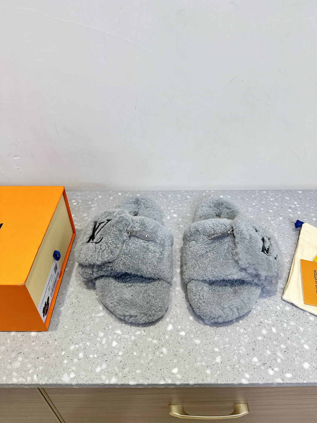 NO:447598,Louis Vuitton 25ss autumn and winter new style, schoolbag buckle, fur slippers This fleece slippers is really cute~ Soft and fluffy fur, comfortable and warm feet! It is casual and lazy with socks. It looks good and fashionable on the feet! It is so beautiful and beautiful! The feel is delicate and soft and silky. The upper uses original imported wool, inner foot pad wool, original customized rubber sole Size35-39 (40.4142. Customized without return or exchange), fur shoes, louis vuitton, louis vuitton, slippers, socks19860909Louis Vuitton 路易威登 25ss秋冬新款 书包扣 毛毛拖鞋 这款毛拖真的是真太可爱了～ 柔软蓬松的毛毛,舒服暖脚! 秋冬搭配袜子休闲又慵懒 上脚真的好看又时髦!美腻美爆了!手感细腻柔软丝滑 鞋面采用原版进口羊毛 内里垫脚羊毛 鞋底原版定制橡胶大底 Size35-39（40.4142.定做不退换）,毛毛鞋,louis vuitton,louis vuitton,slippers,socks,Women's Shoes