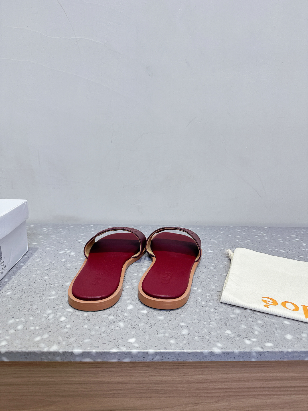 Chloe Coyle’s Classic Fashion Slippers: Beauty in Simplicity - 图片 6