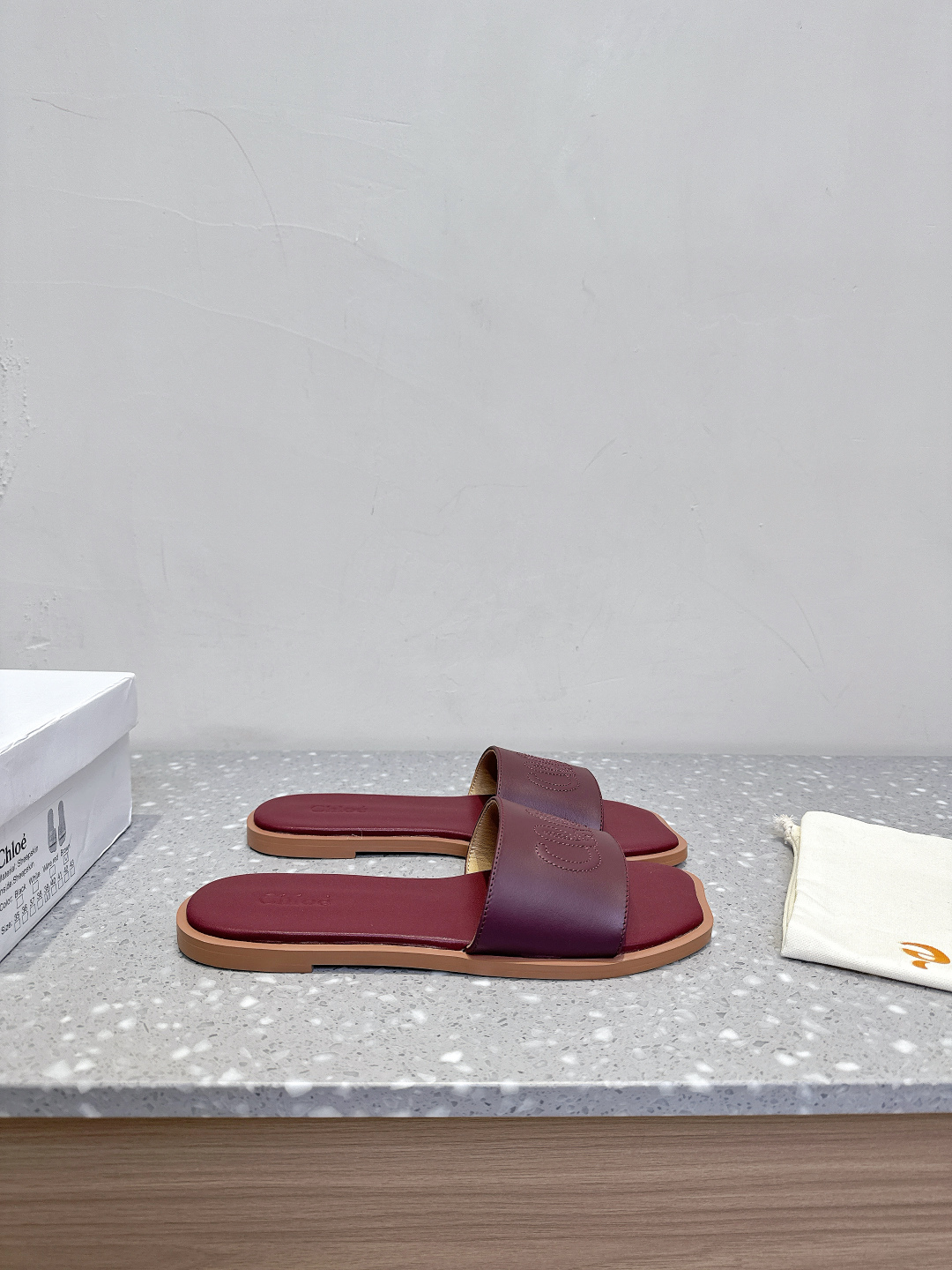 Chloe Coyle’s Classic Fashion Slippers: Beauty in Simplicity - 图片 5