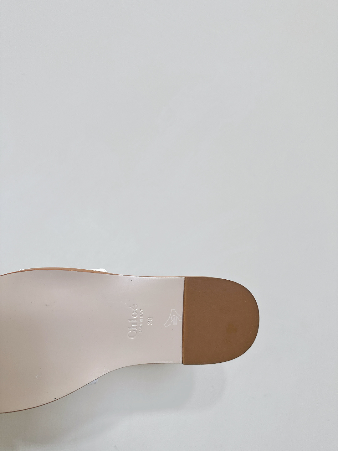 Chloe Coyle’s Elegant Spring and Summer Square Flat Slippers Collection - 图片 9