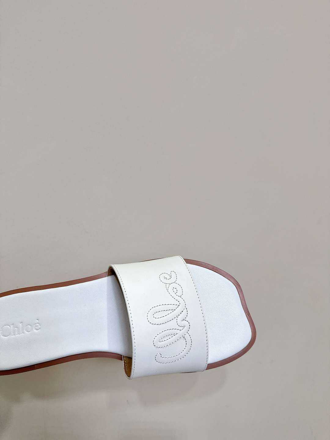 Chloe Coyle’s Elegant Spring and Summer Square Flat Slippers Collection - 图片 8