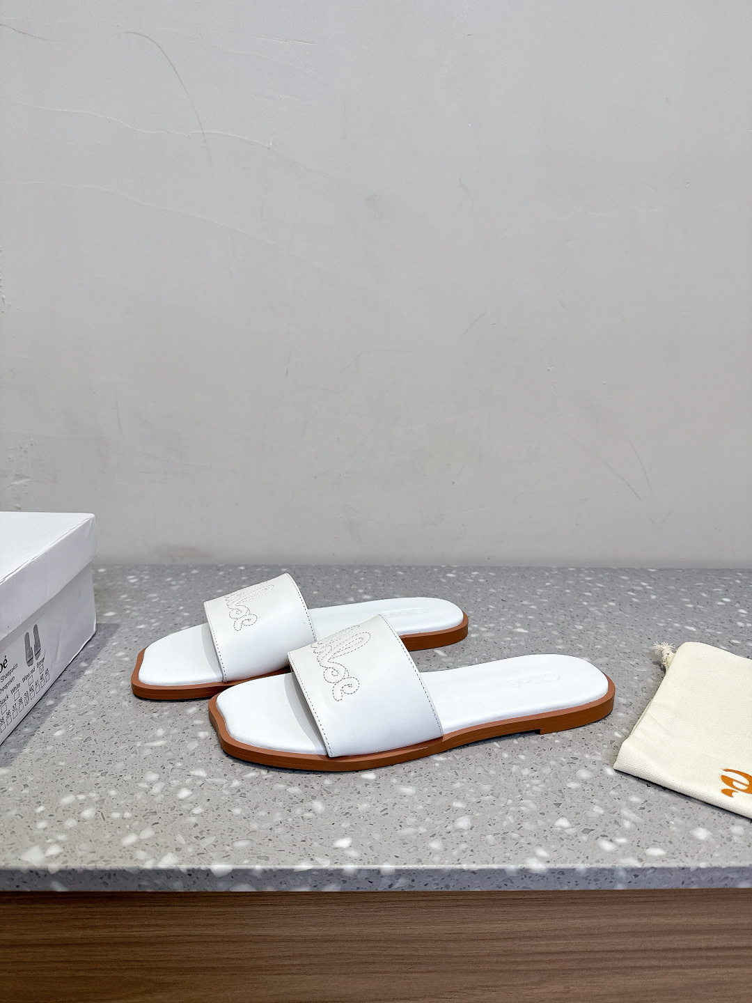 Chloe Coyle’s Elegant Spring and Summer Square Flat Slippers Collection - 图片 3