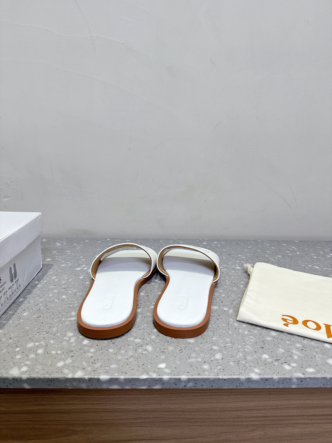 Chloe Coyle’s Elegant Spring and Summer Square Flat Slippers Collection - 图片 6